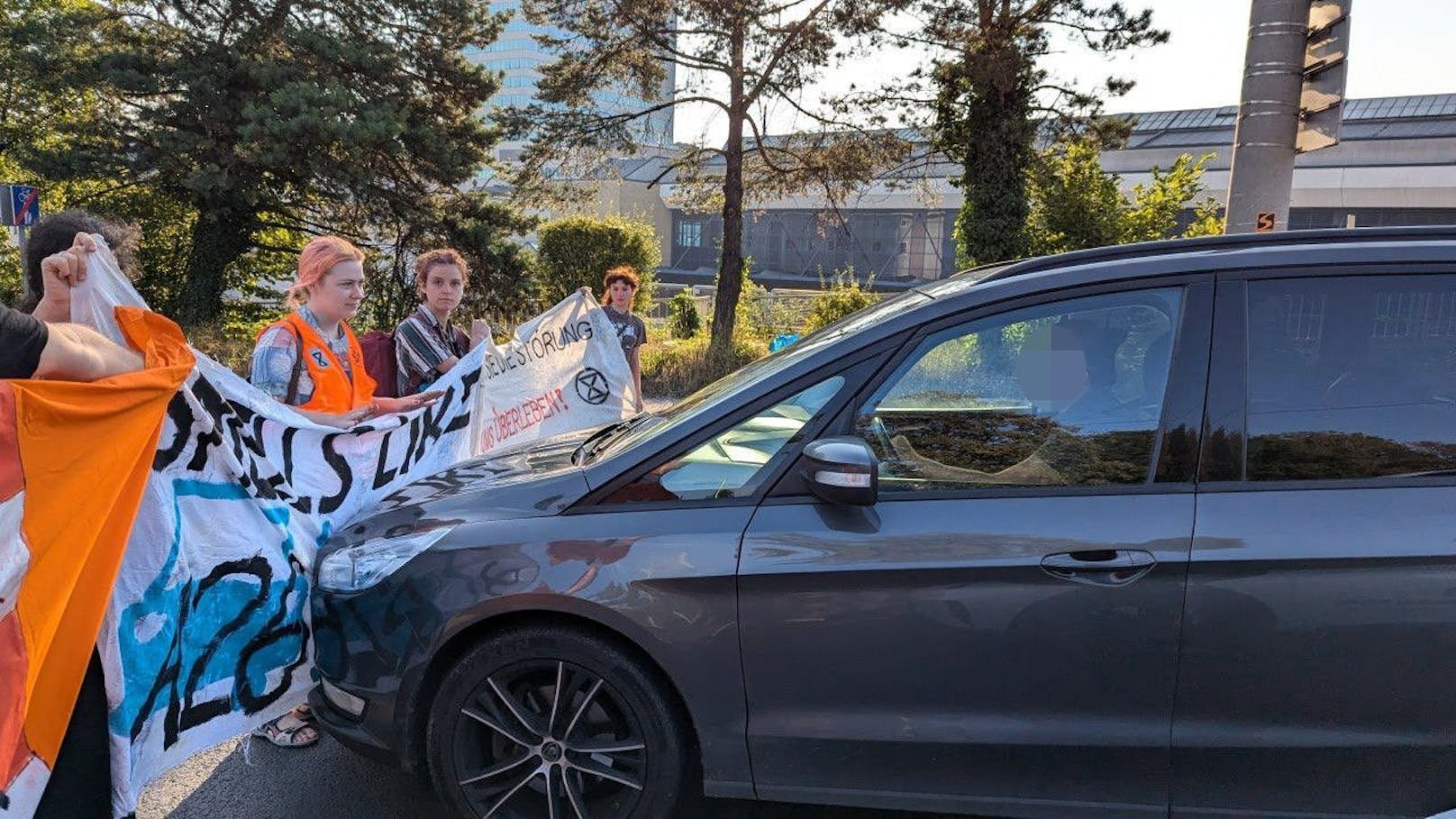 Am Montag blockierte die Klimabewegung "Extinction Rebellion (XR)" unangemeldet die Waldeggstraße in Linz.