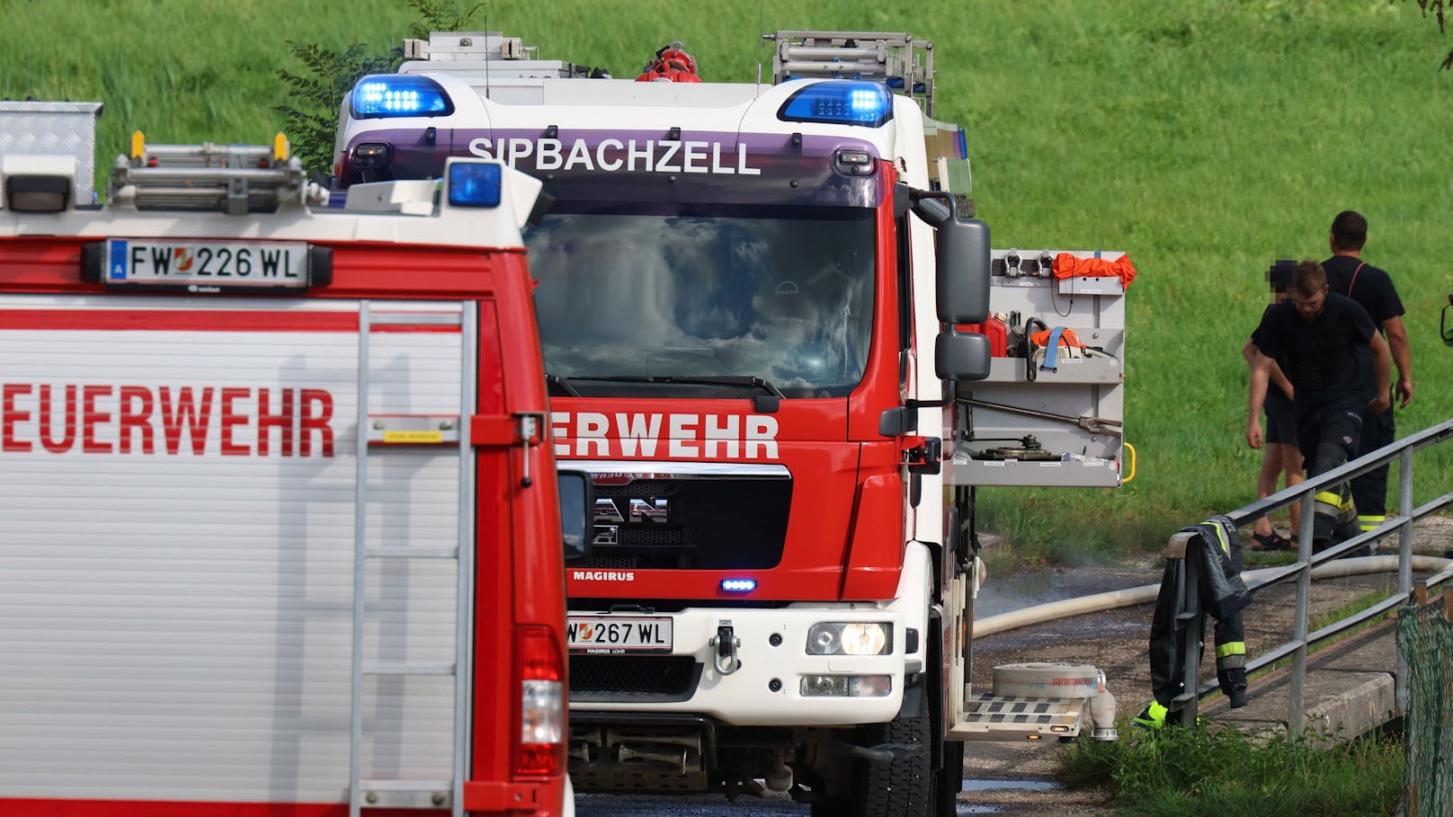 In Sipbachzell (Bezirk Wels-Land) standen Kräfte der Feuerwehr sowie Techniker des Energieversorgungsunternehmens Sonntagnachmittag bei einem Brand eines Mittelspannungsmasten im Einsatz.