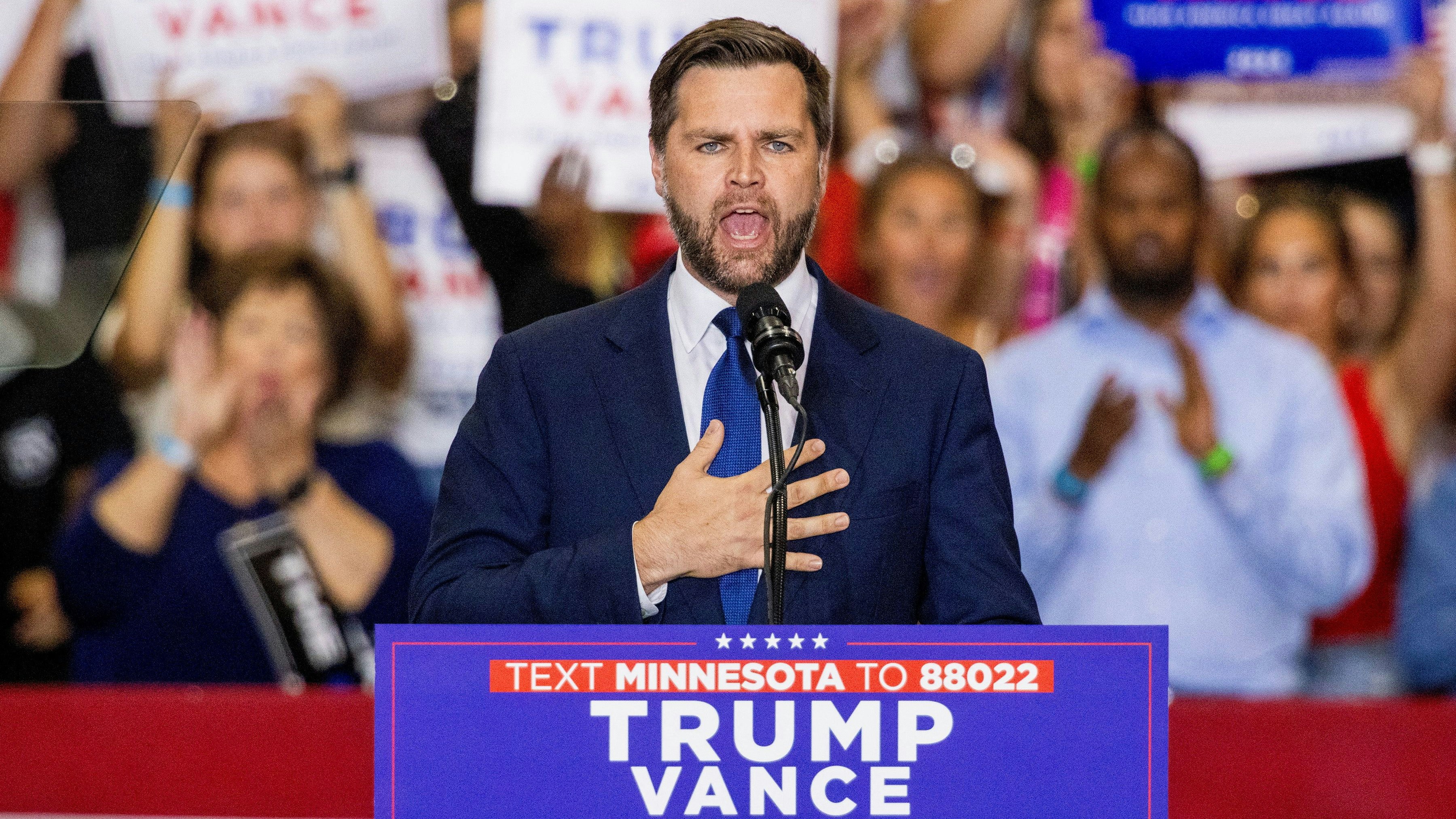 90 E-Mails wurden der "New York Times" ausgehändigt. Sie zeigen ältere Konversationen zwischen J.D. Vance und einem alten Klassenkameraden auf, worin Vance unter anderem gegen Trump wetterte.