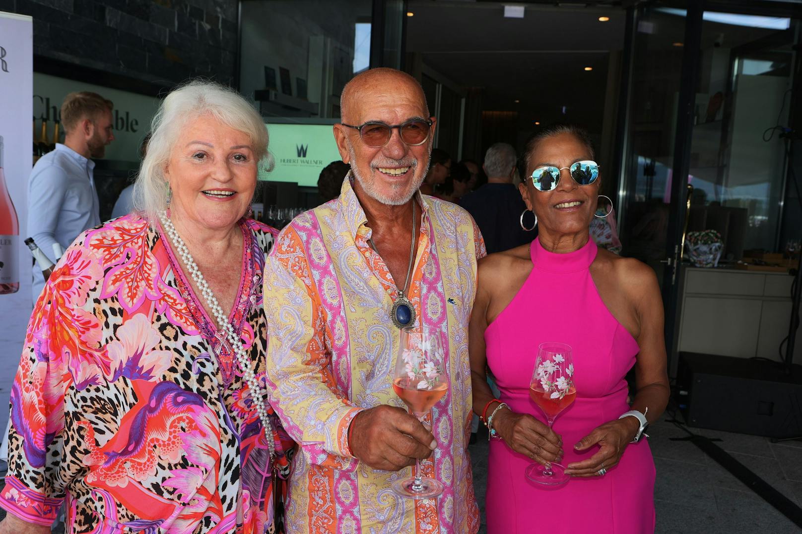 Marika Lichter (l.), Otto und Shirley Retzer in stylischen Outfits. 