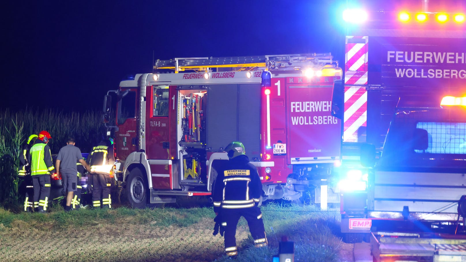 In Steinerkirchen an der Traun (Bezirk Wels-Land) ist am späteren Sonntagabend ein Autolenker mit seinem Fahrzeug aus noch unbekannter Ursache von der Straße abgekommen und in einem Maisfeld gelandet.