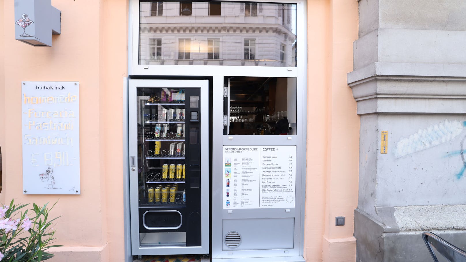 Am Fenster gibt es immer wieder Aktionen wie aktuell den Iced Latte to go