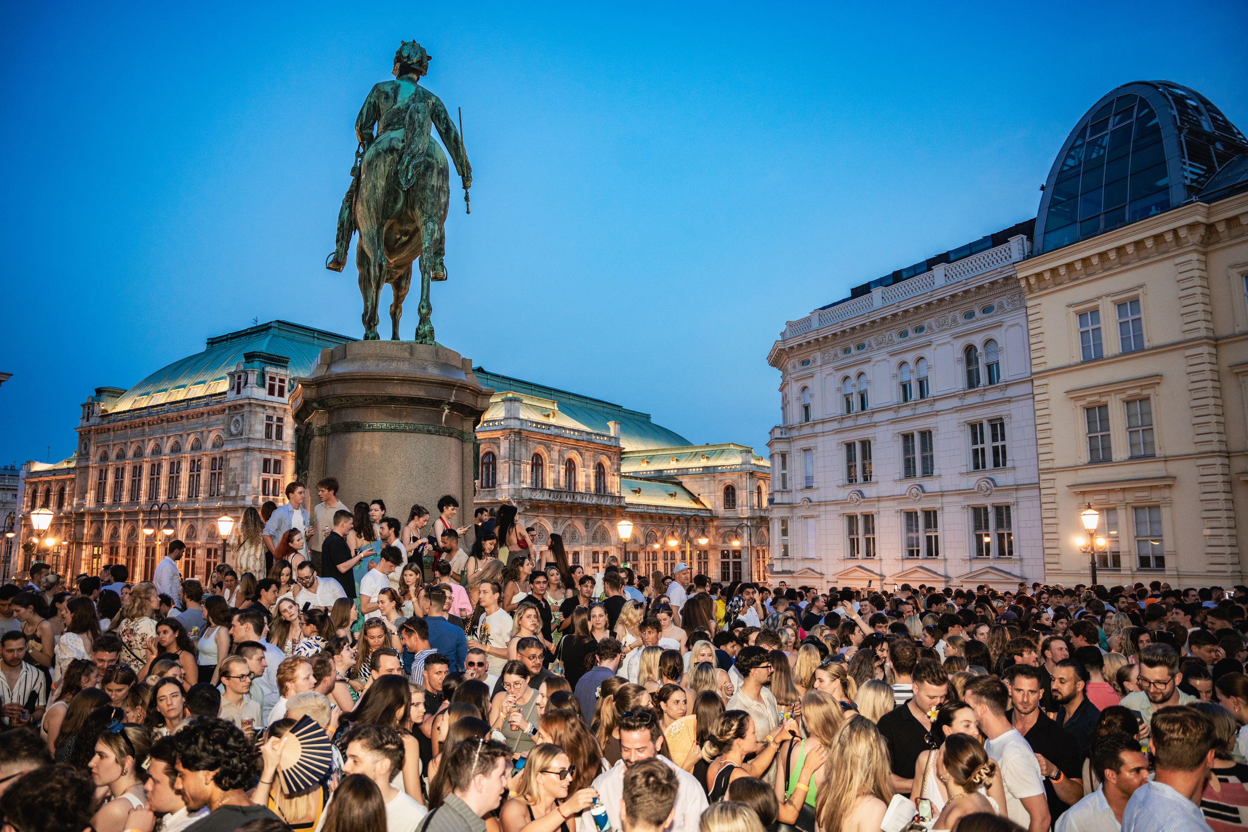 Jeden Mittwoch wird bei Albert & Tina vor prominenter Kulisse gefeiert.