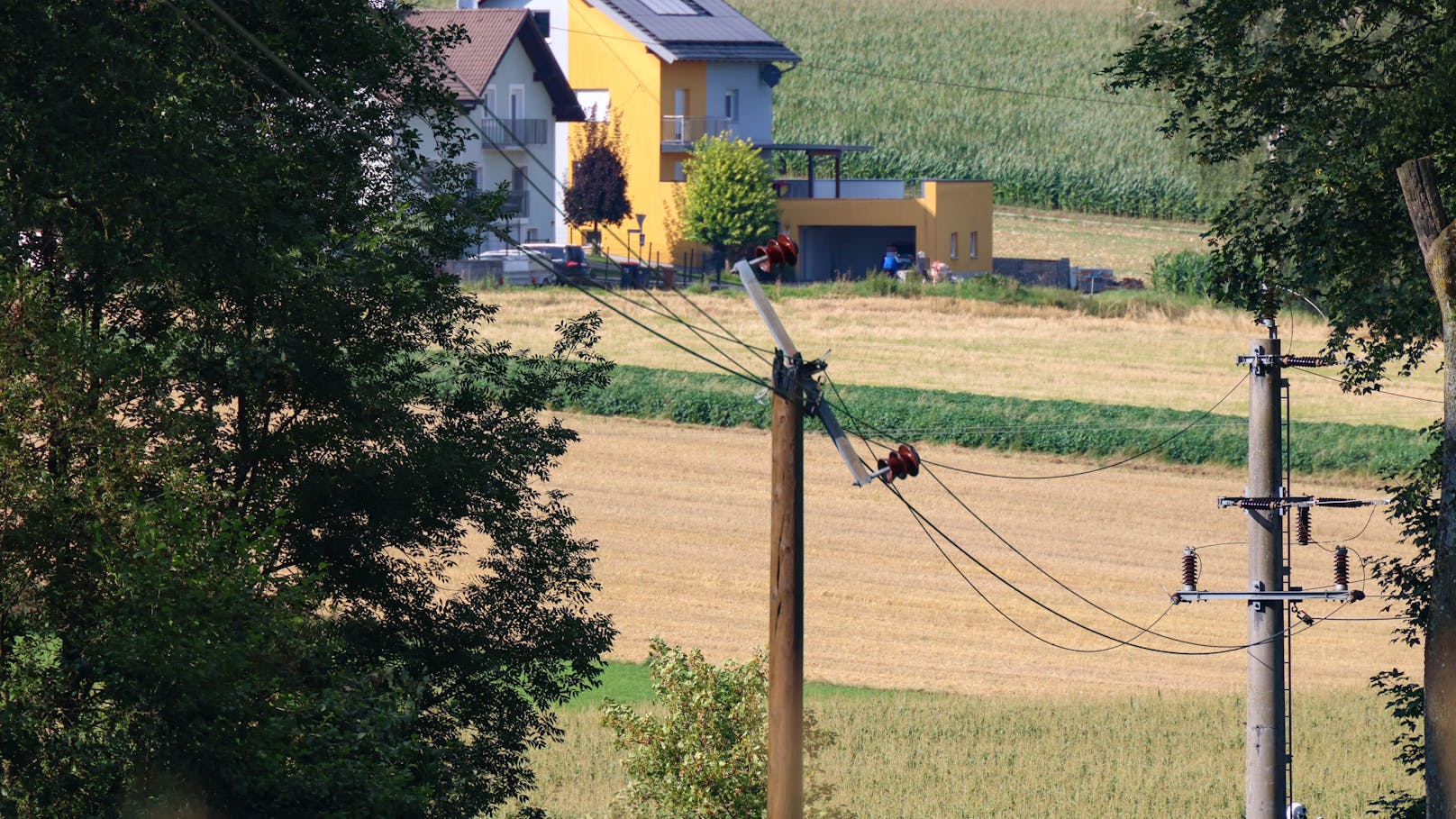 In Sipbachzell (Bezirk Wels-Land) standen Kräfte der Feuerwehr sowie Techniker des Energieversorgungsunternehmens Sonntagnachmittag bei einem Brand eines Mittelspannungsmasten im Einsatz.