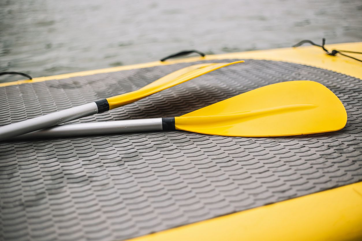 Mit einem SUP-Board eilte der Mann dem Badegast zu Hilfe. (Symbolbild)