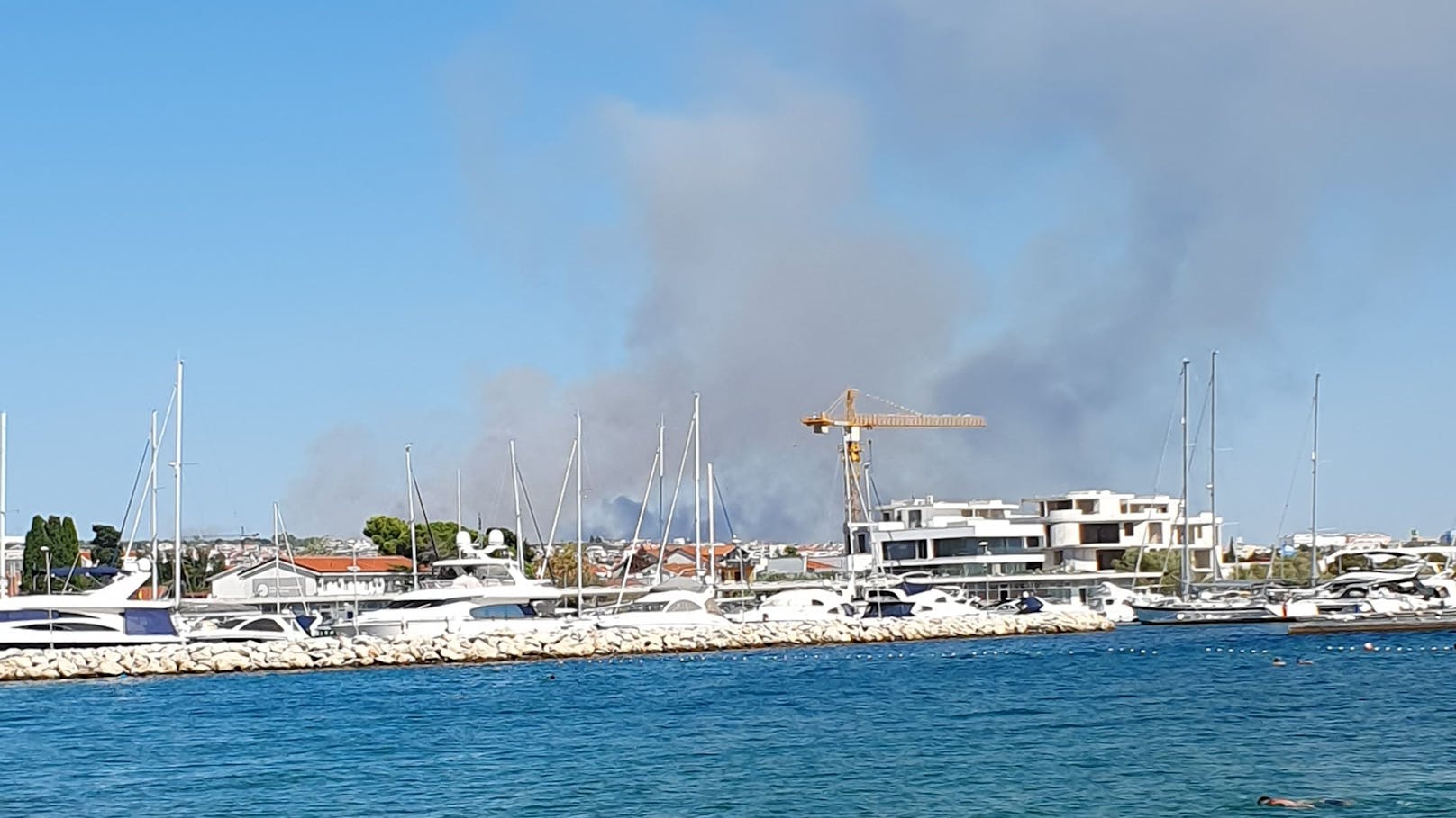 In der Nähe von Zadar ist ebenfalls ein Brand ausgebrochen.