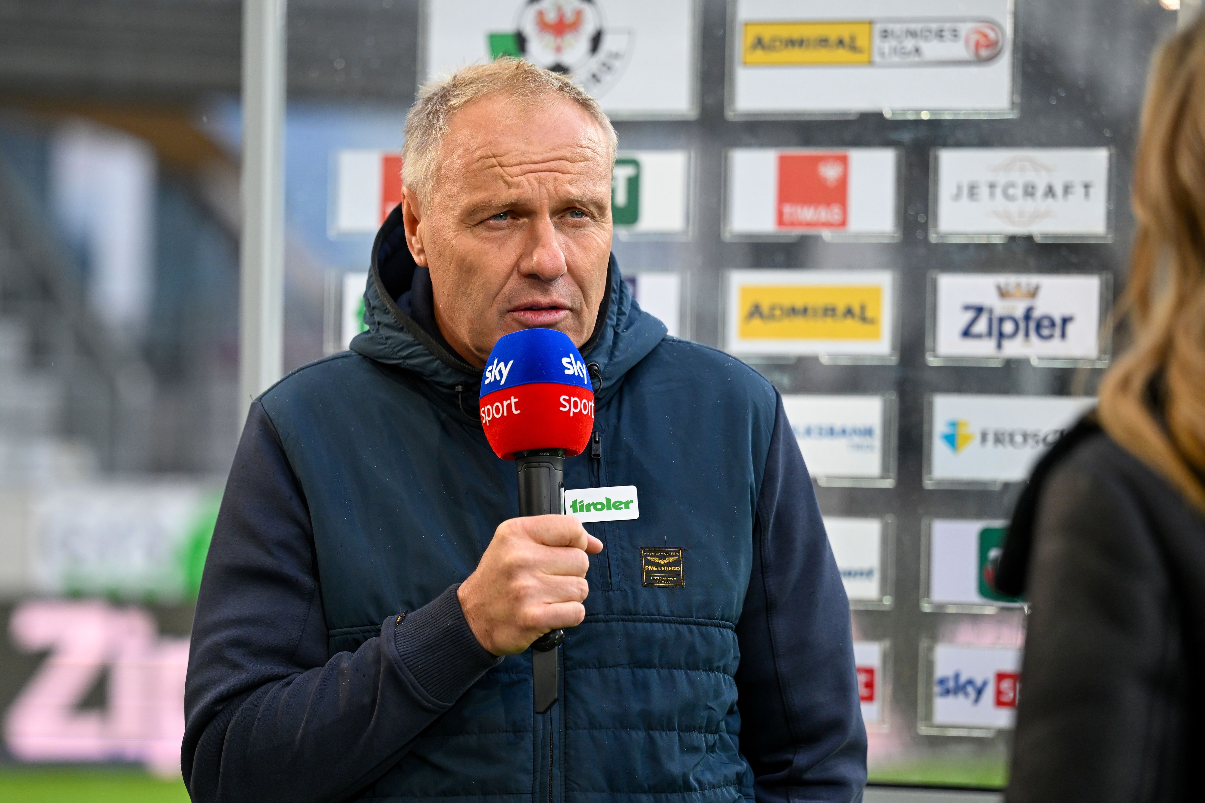 Thomas Silberberger mit dem Sky-Mikro in der Hand