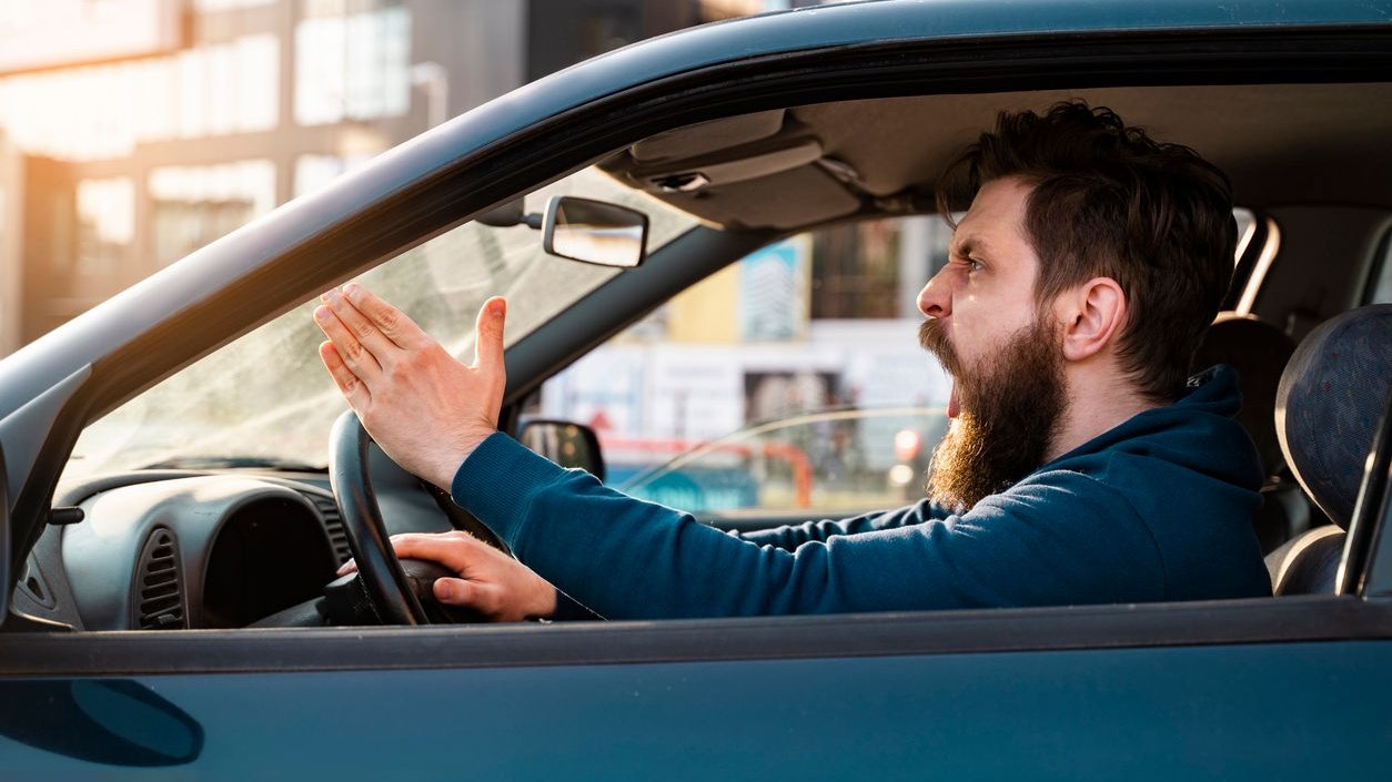 Experimente zeigen: Bei hohen Temperaturen reagieren wir gereizter – etwa im Straßenverkehr. Symbolbild. 