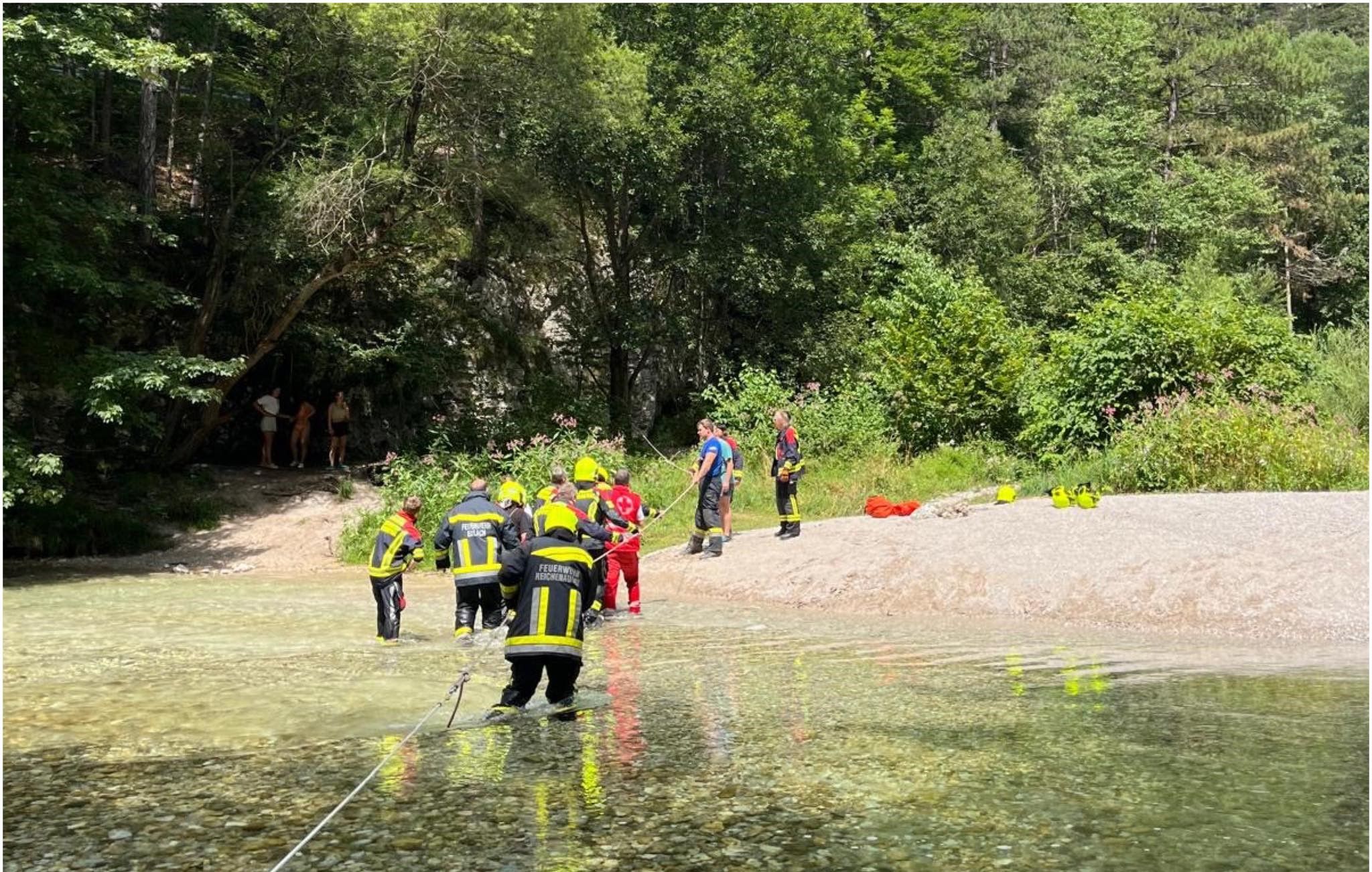 Die Einsatzkräfte bargen die Frau, die schwere Verletzungen erlitt. Anschließend wurde sie ins Spital geflogen.