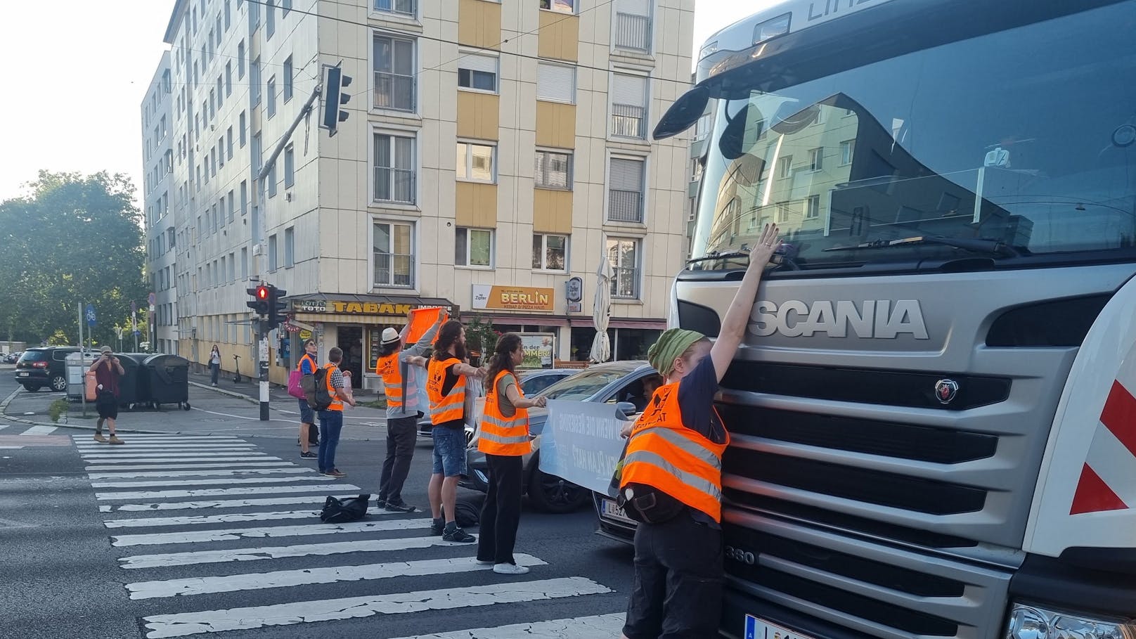 Nach der Blockade der Waldeggstraße blockierten am Dienstag gleich zwei Klimaprotestgruppen (Extinction Rebellion und die Letzte Generation) erneut mehrere zentrale Verkehrswege in Linz.