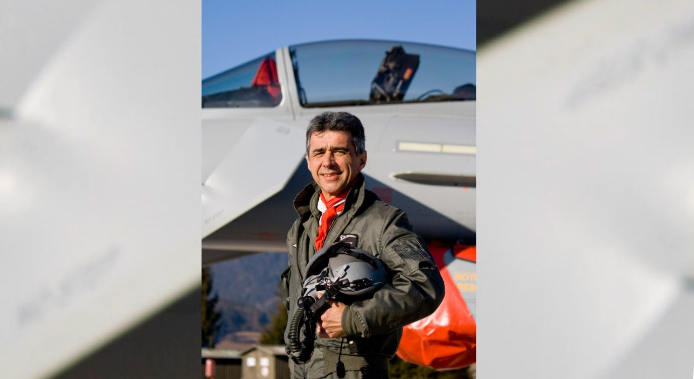 Pilot Doro Kowatsch kurz vor seiner Pensionierung in Uniform vor einem Eurofighter des Bundesheeres