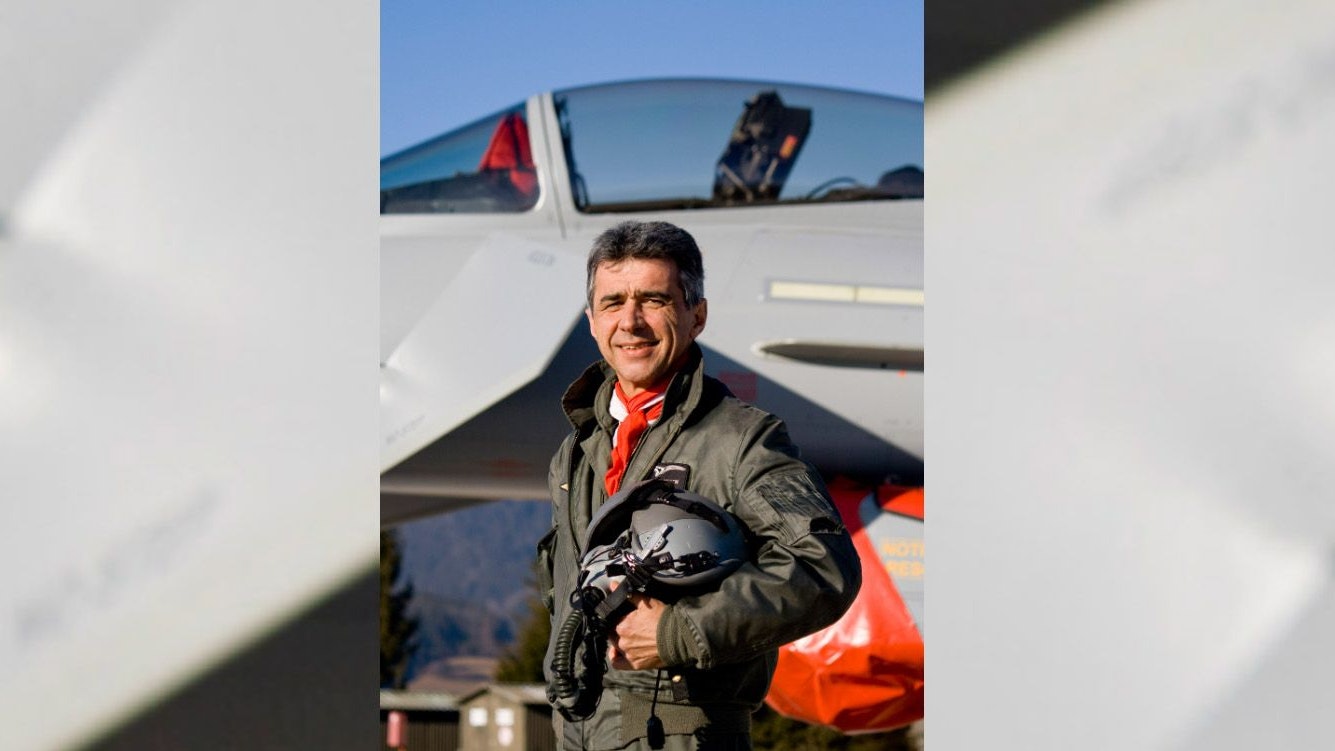 Pilot Doro Kowatsch vor einem Jet des Heeres