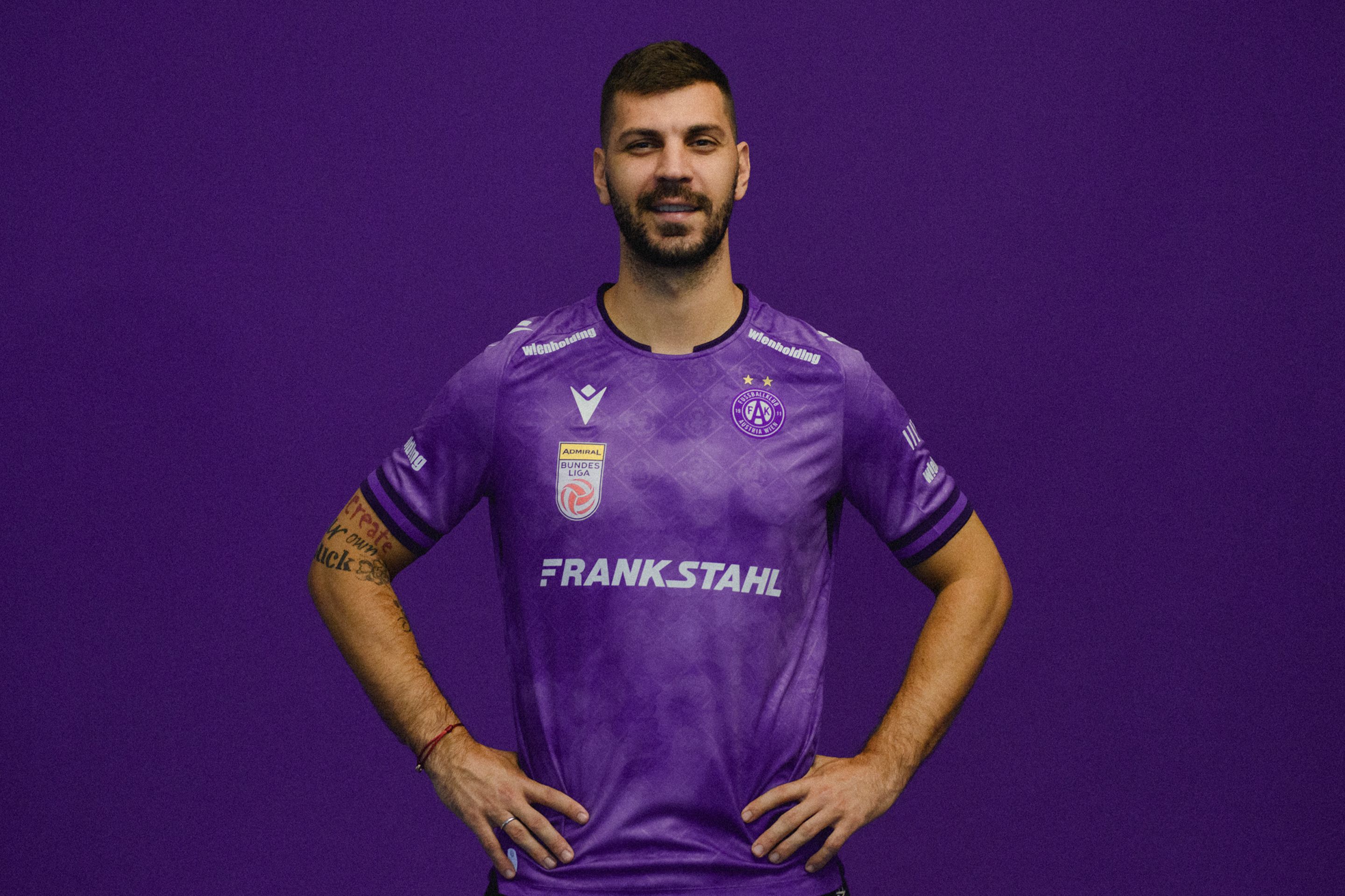 Aleksandar Dragovic in Violett.