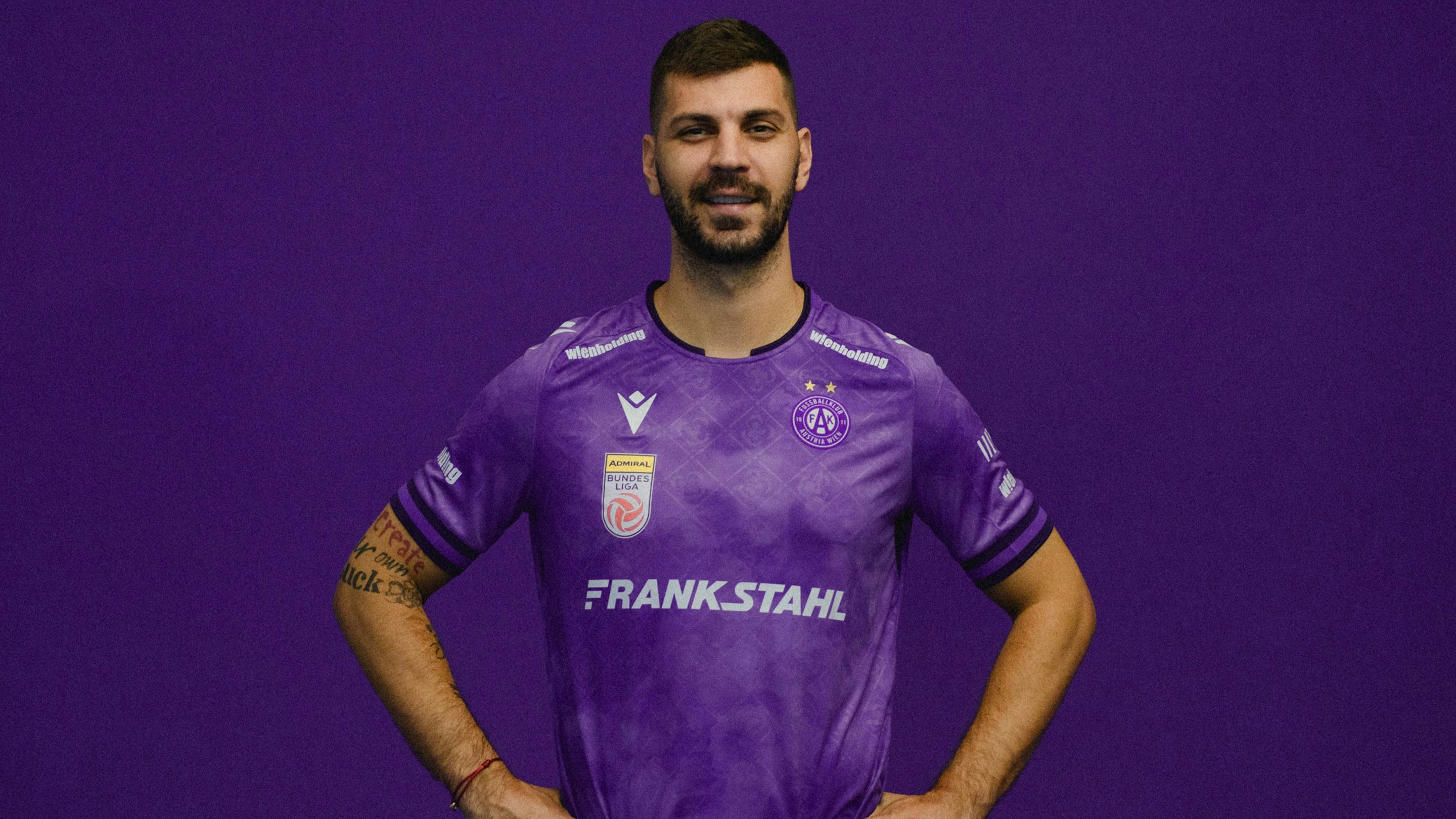 Aleksandar Dragovic in Violett.