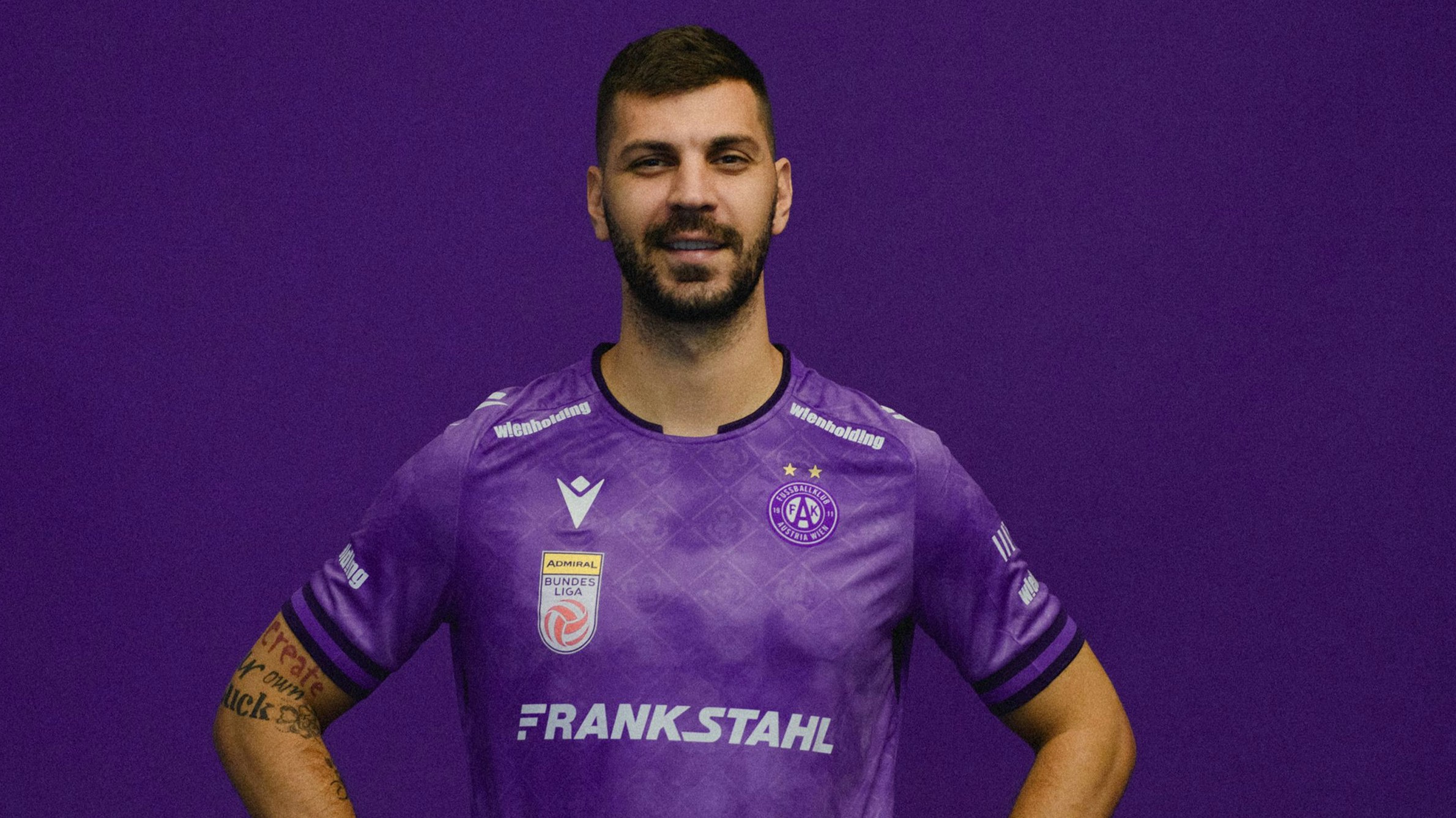 Aleksandar Dragovic in Violett.