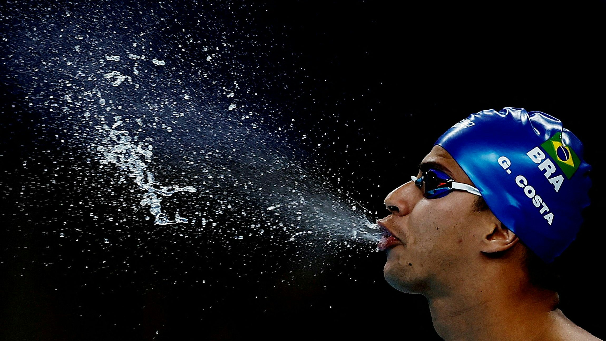 Vor dem Freestyle-Rennen über 800 Meter testet der Brasilianer Guilherme Costa die Wasserqualität