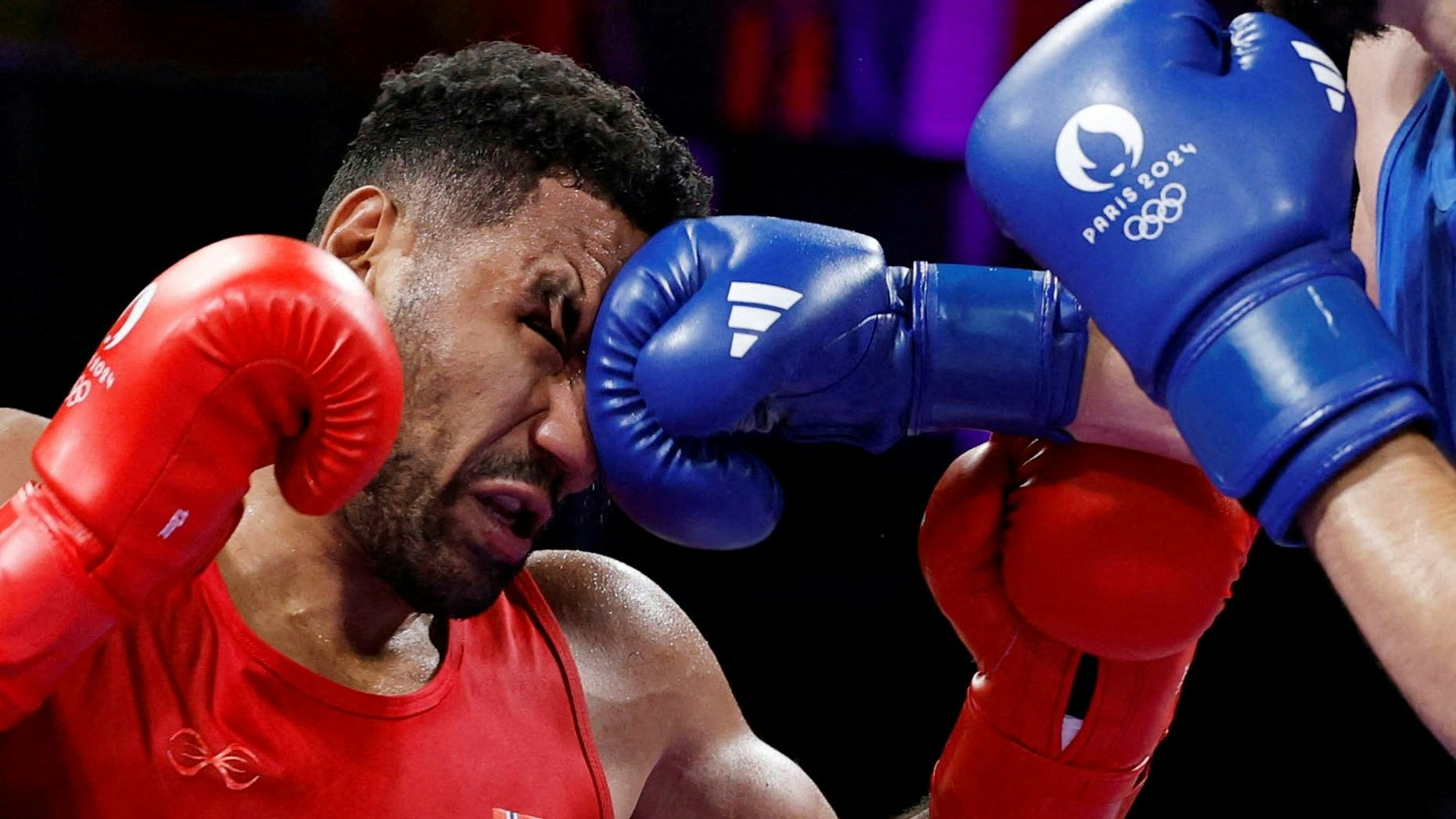 Bakhodir Jalolov aus Uzbekistan verpasst Omar Shiha aus Norwegen einen Nasenstüber