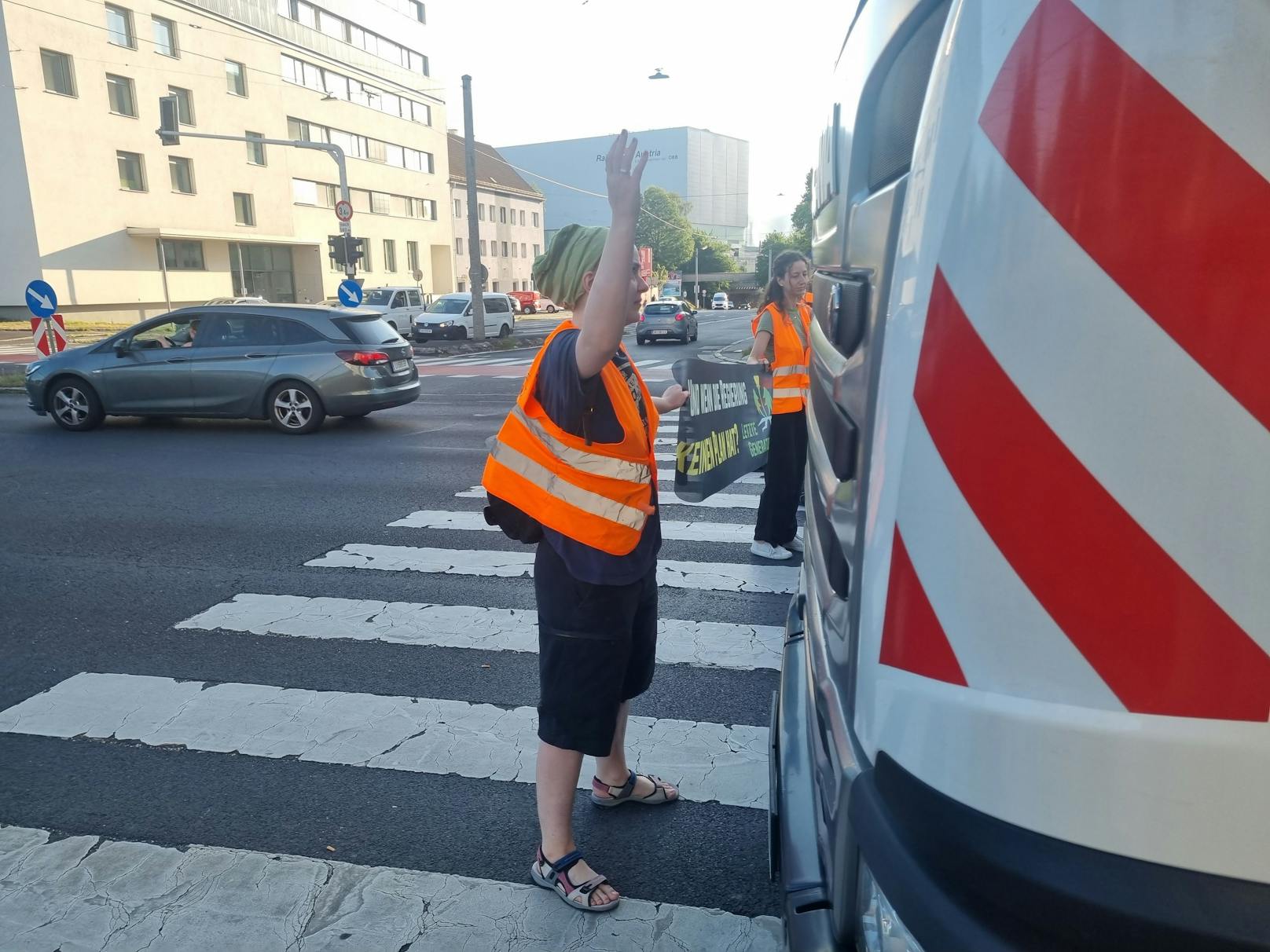 Nach der Blockade der Waldeggstraße blockierten am Dienstag gleich zwei Klimaprotestgruppen (Extinction Rebellion und die Letzte Generation) erneut mehrere zentrale Verkehrswege in Linz.