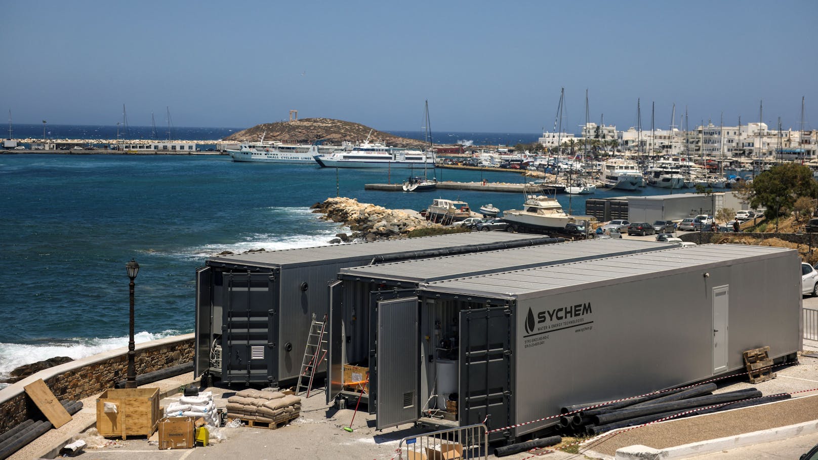 Auf Naxos verwandeln Entsalzungsanlagen salziges Meerwasser in Süßwasser.