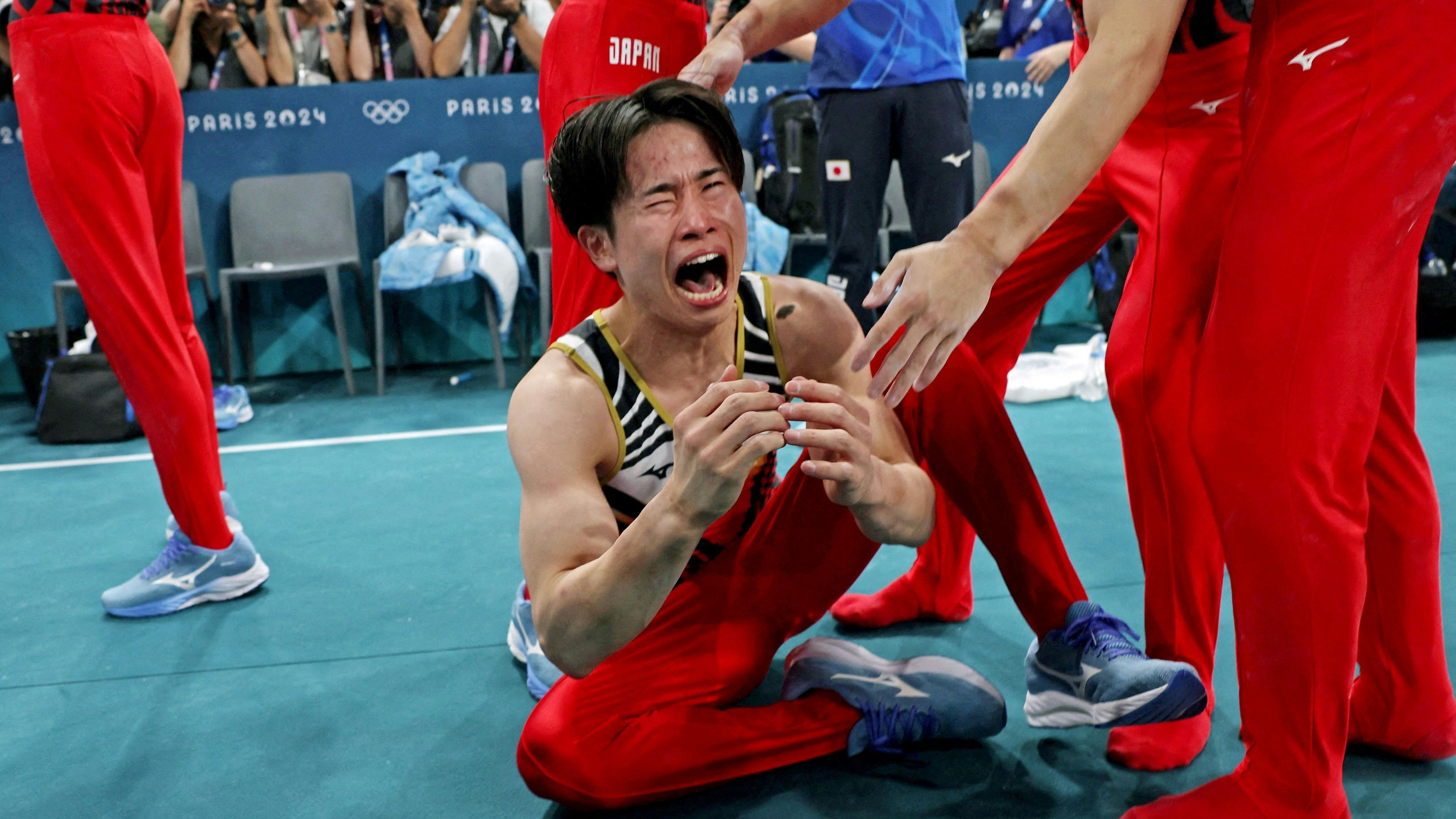Der japanische Turner Kazuma Kaya verleiht seiner Freude Ausdruck