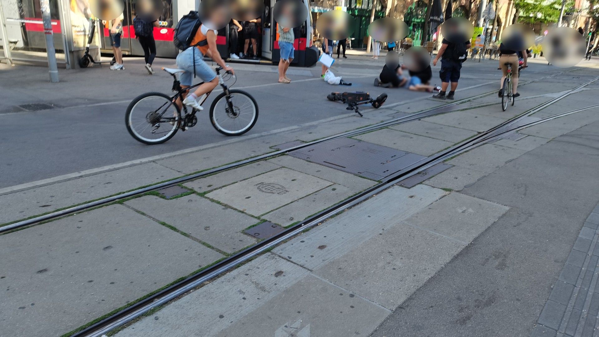 Zwei E-Scooter-Lenker gingen nach einem Crash zu Boden.