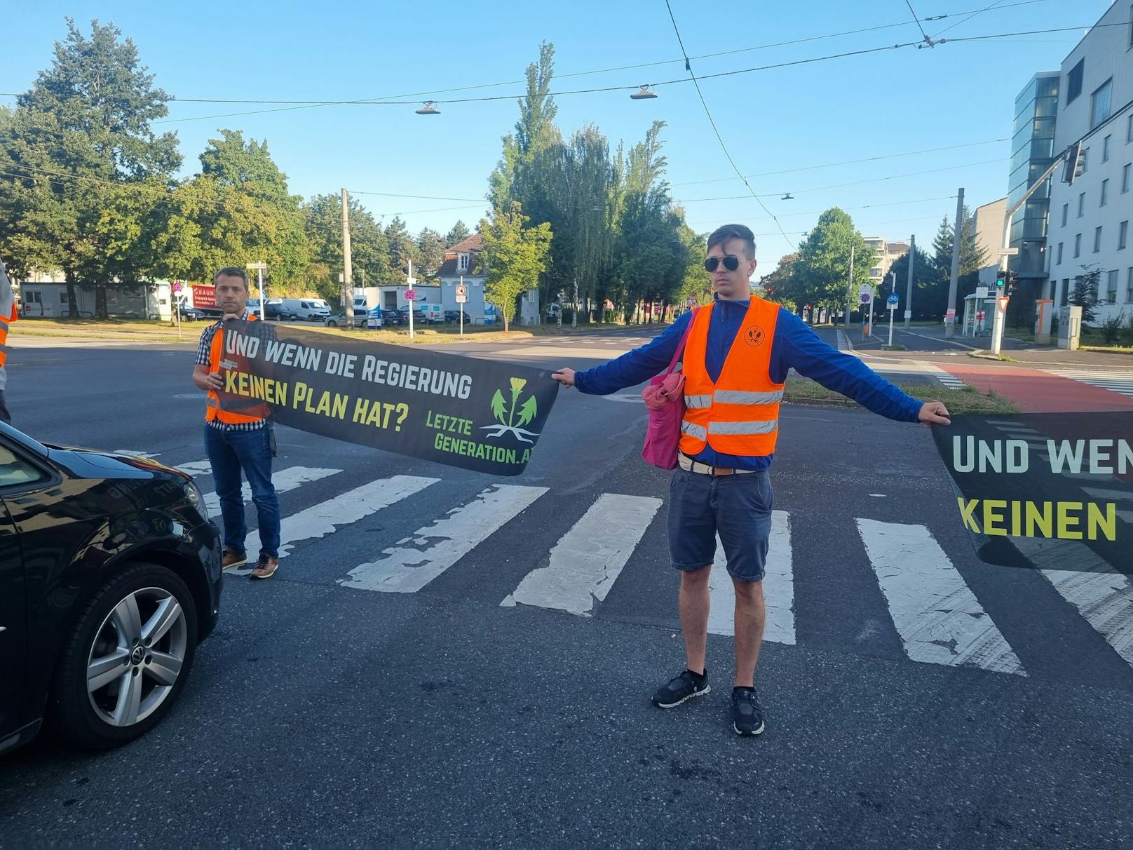 Nach der Blockade der Waldeggstraße blockierten am Dienstag gleich zwei Klimaprotestgruppen (Extinction Rebellion und die Letzte Generation) erneut mehrere zentrale Verkehrswege in Linz.