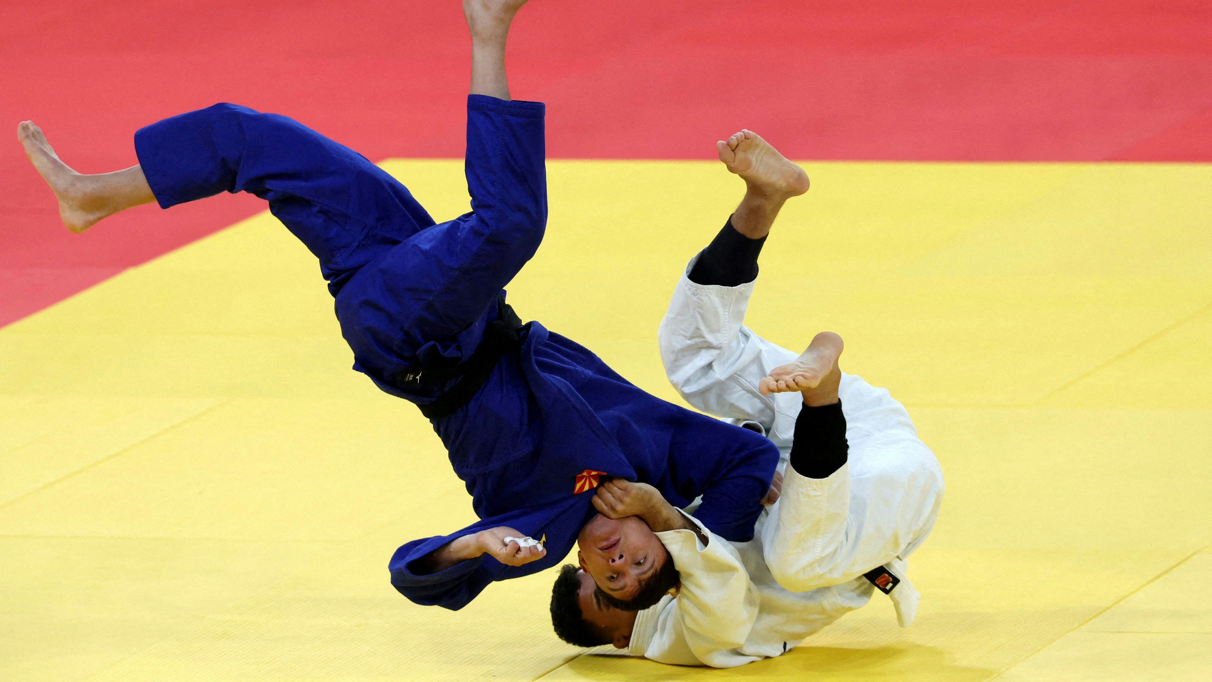 Obenauf untendrunter: Guilherme Schimidt (Brasilien) gegen Edi Sherifovski (Nordmazedonien)