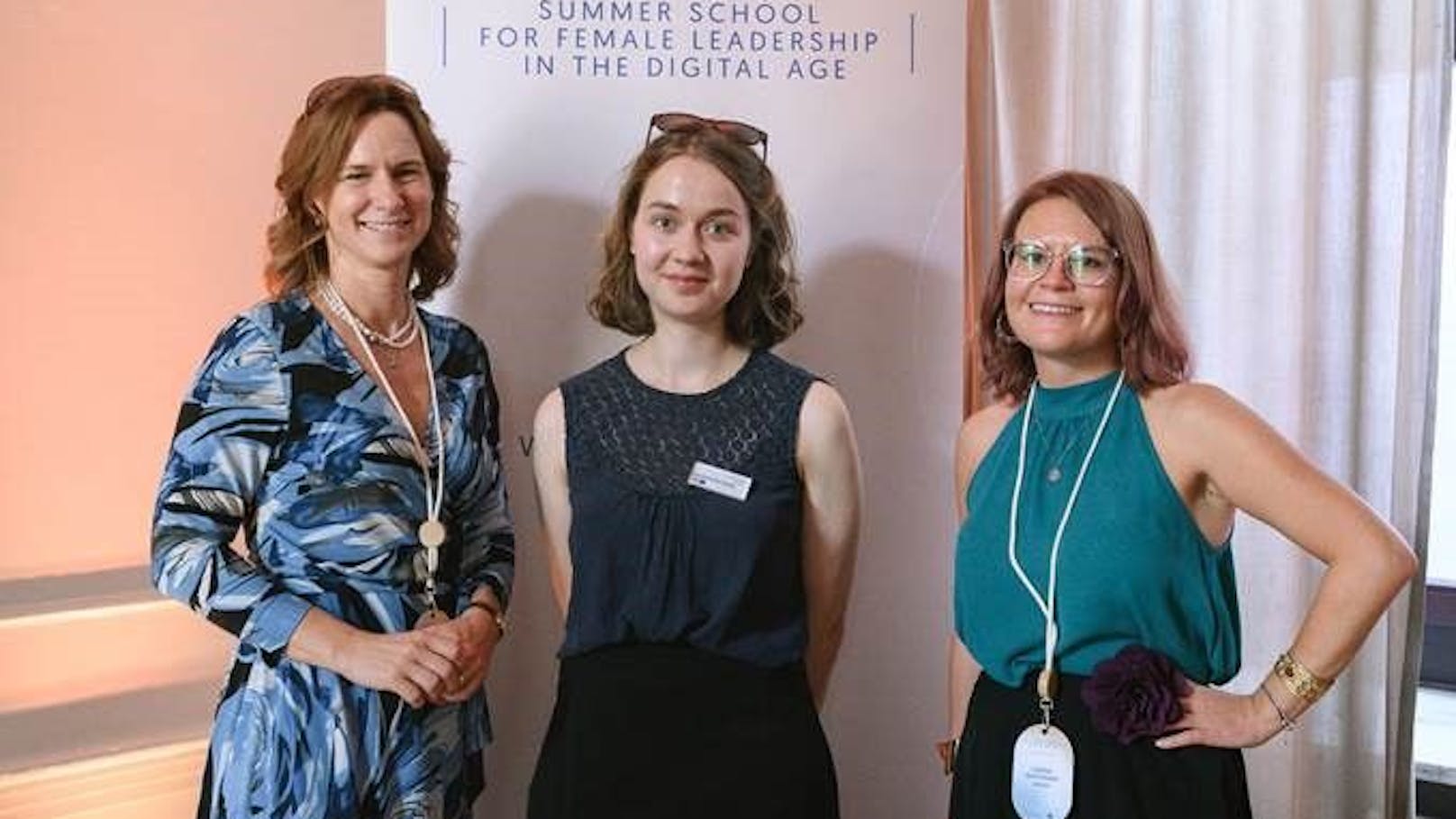 Catharina Rieder, Corporate Communications & CSR bei Huawei Austria; Veronika Denner, österreichische Teilnehmerin der „Summer School for Female Leadership“ 2024; Carina Zehetmaier, Präsidentin von "Women in AI Austria", Mitglied des KI-Beirats der österreichischen Bundesregierung und Teil der heurigen Jury.