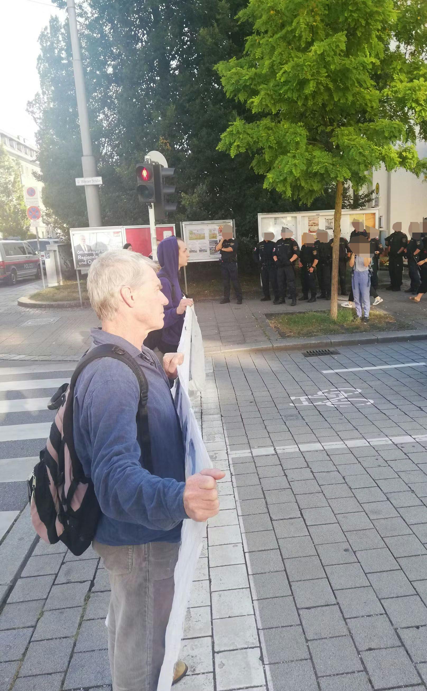 Nach der Blockade der Waldeggstraße blockierten am Dienstag gleich zwei Klimaprotestgruppen (Extinction Rebellion und die Letzte Generation) erneut mehrere zentrale Verkehrswege in Linz.