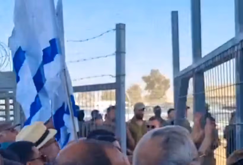 Nach der Festnahme der Soldaten stürmten zahlreiche Menschen zu dem Gefangenenlager in der Wüste Negev im Süden des Landes.
