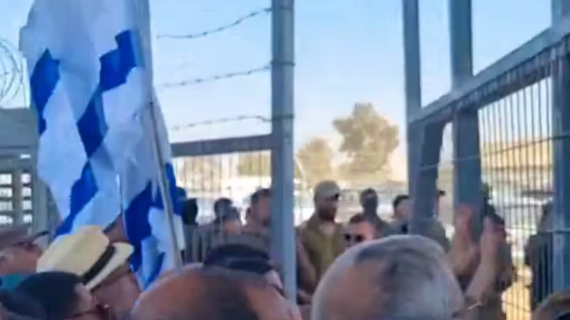 Nach der Festnahme der Soldaten stürmten zahlreiche Menschen zu dem Gefangenenlager in der Wüste Negev im Süden des Landes.