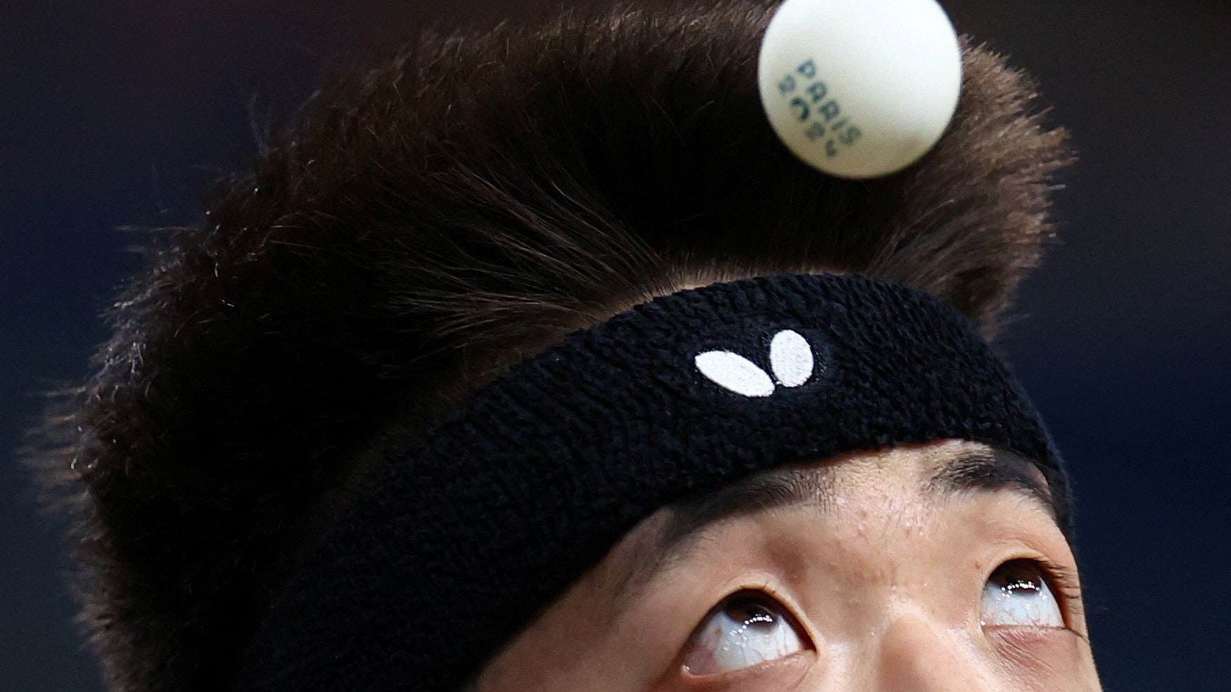 Wo ist denn der Ball? Der deutsche Weltklasse-Tischtennisspieler Dang Qiu auf der Suche