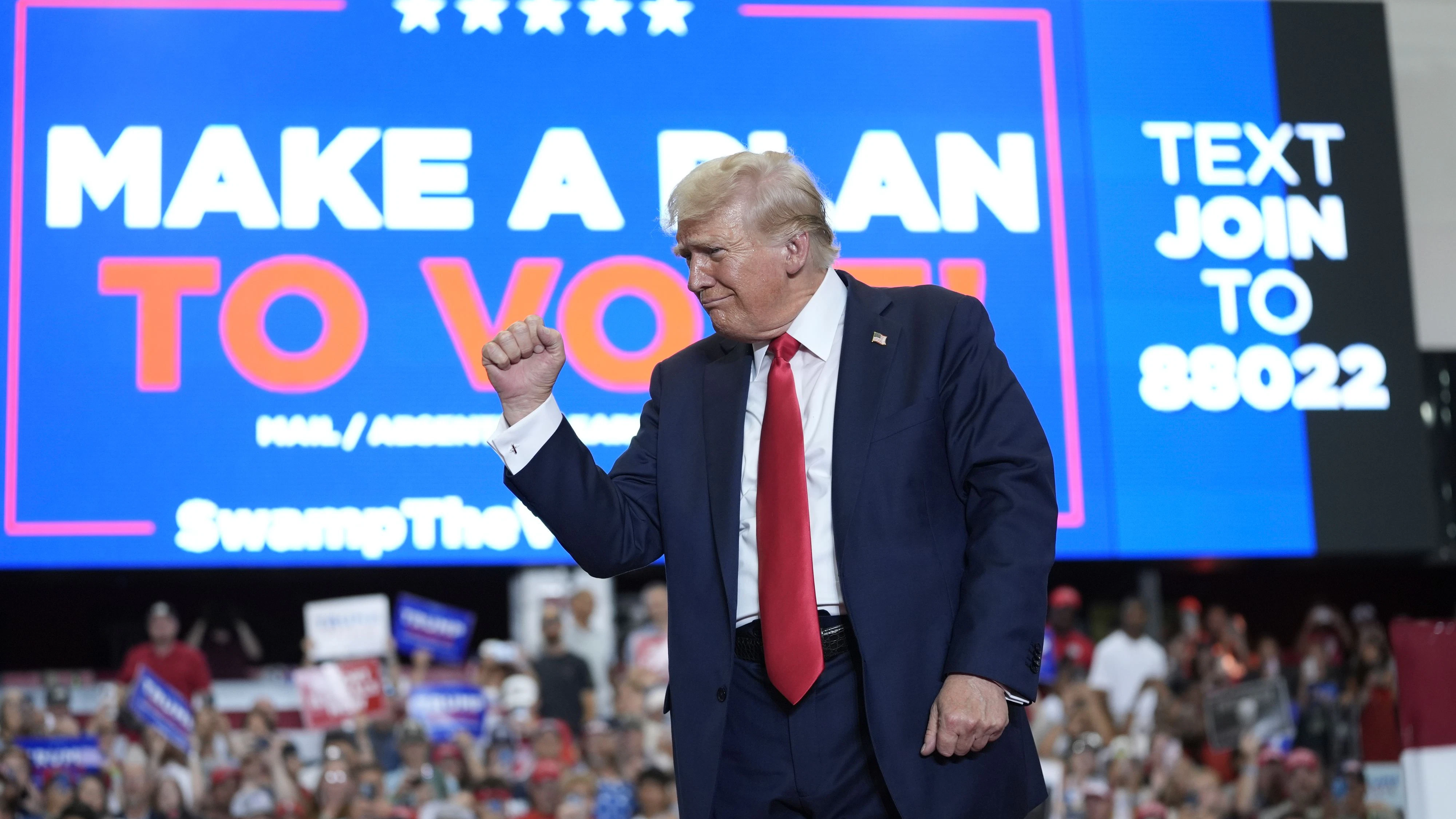 Download von www.picturedesk.com am 30.07.2024 (08:23).  Republican presidential candidate former President Donald Trump wraps up a campaign rally, Saturday, July 27, 2024, in St. Cloud, Minn. (AP Photo/Alex Brandon) - 20240728_PD0365 - Rechteinfo: Rights Managed (RM)