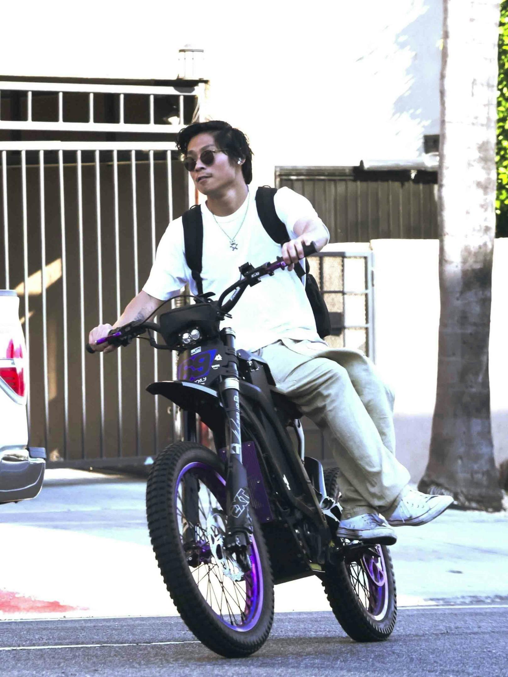 Pax Jolie Pitt wurde in letzter Zeit auf einem BMX-ähnlichen E-Bike in L.A. gesehen, und zwar fast immer ohne Helm.