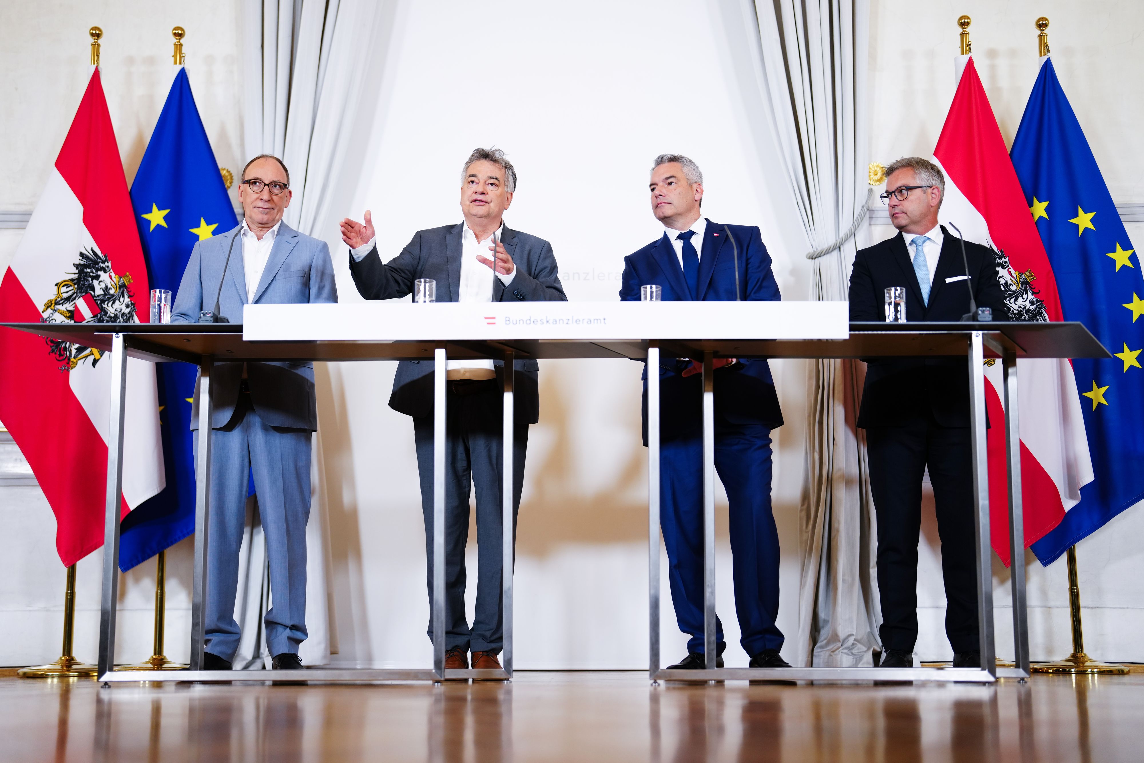 Die Erhöhungen seien laut der Regierung in Zeiten hoher Inflation 