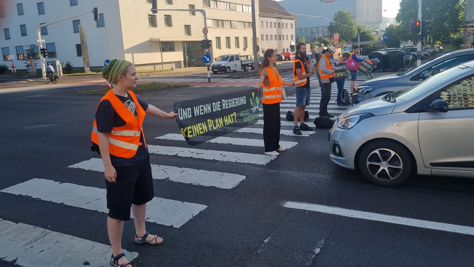 Nach der Blockade der Waldeggstraße blockierten am Dienstag gleich zwei Klimaprotestgruppen (Extinction Rebellion und die Letzte Generation) erneut mehrere zentrale Verkehrswege in Linz.