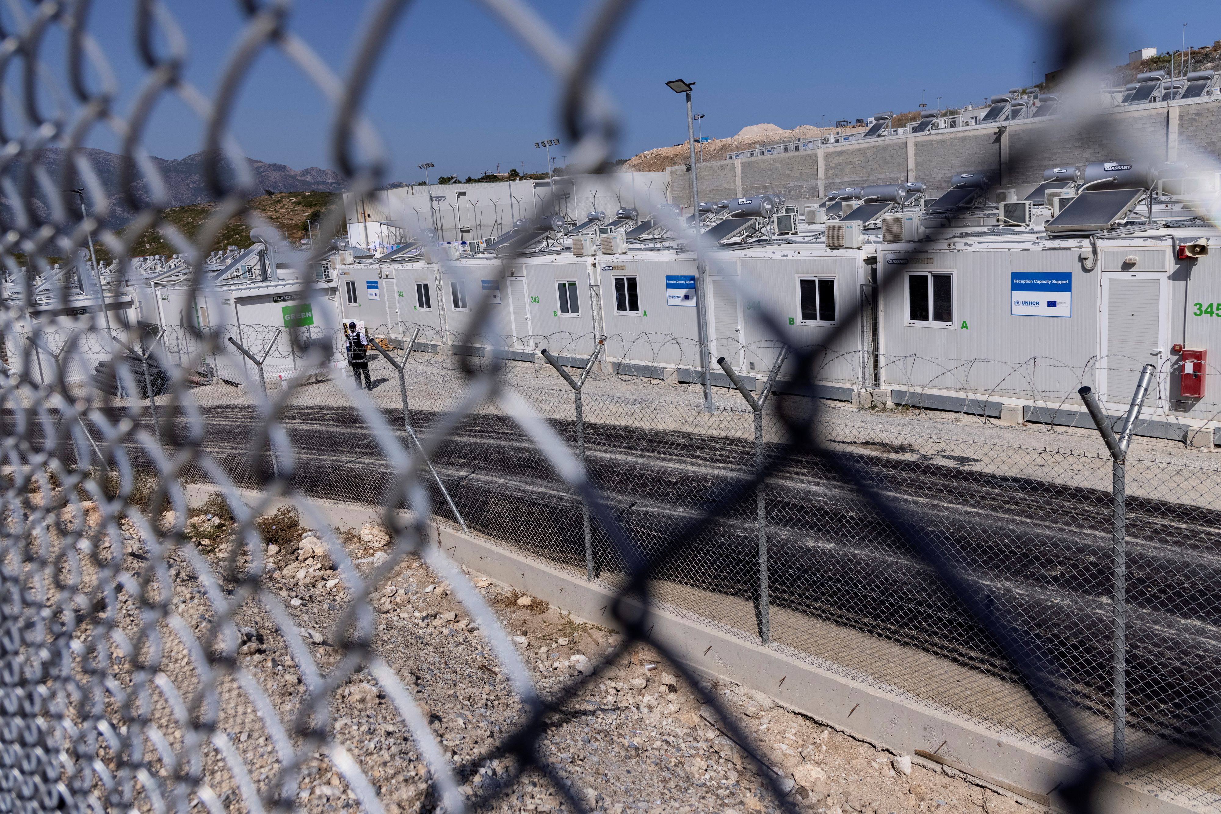 Das Lager sei für 2.040 Personen geeigenet, zeitweise hätten allerdings rund 4.850 Menschen dort gelebt. 