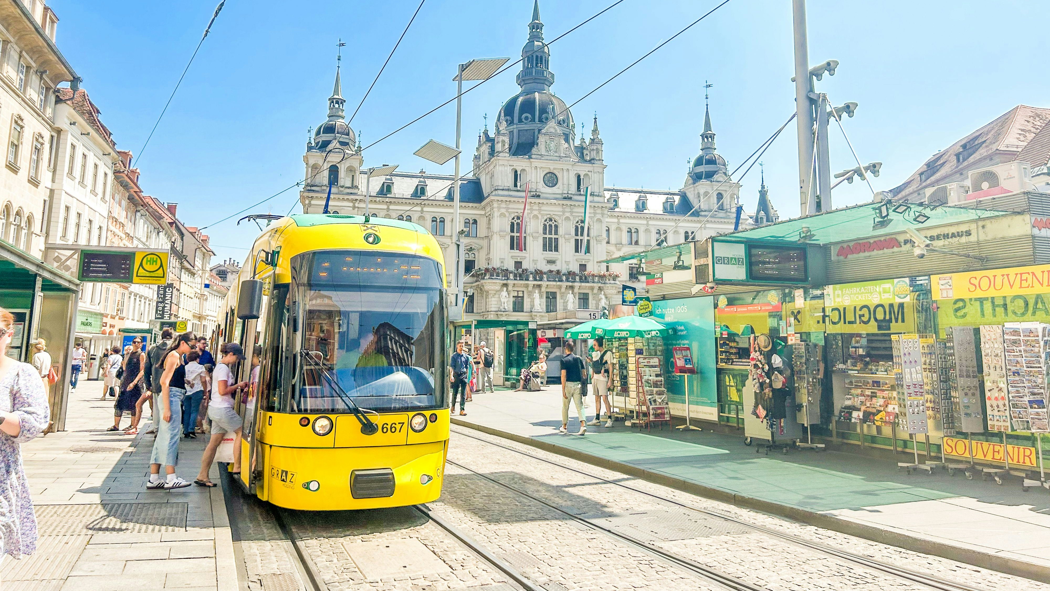 Straßenbahn in der Herrengasse in Graz