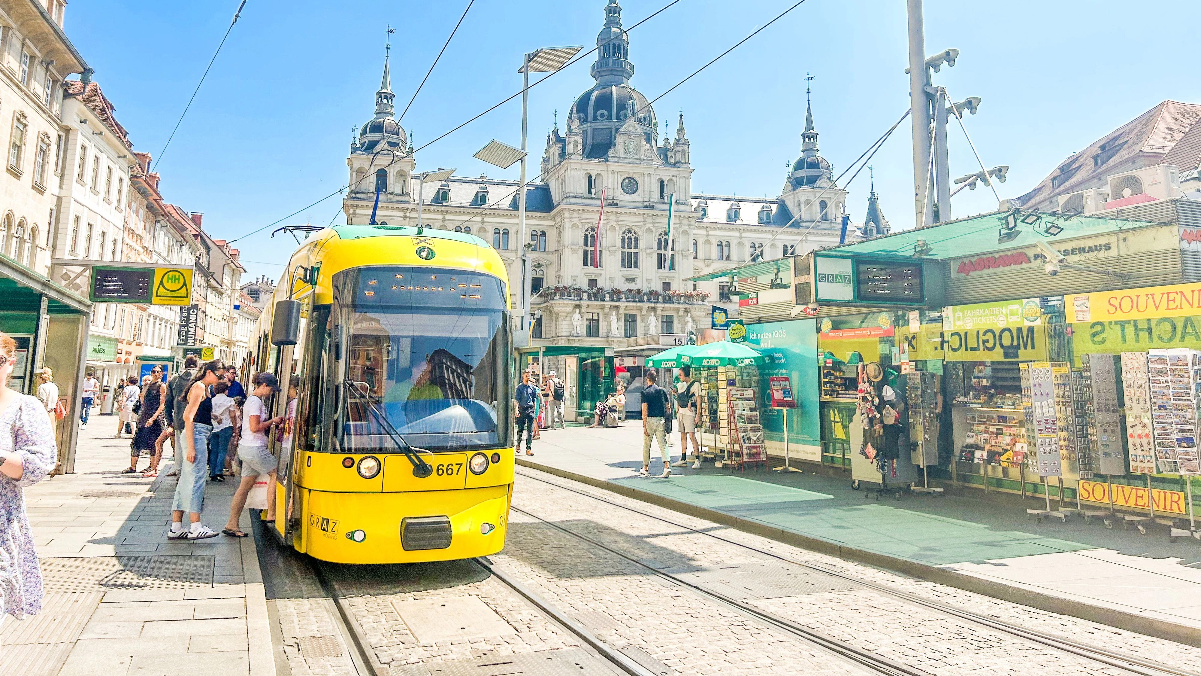 Straßenbahn in der Herrengasse in Graz