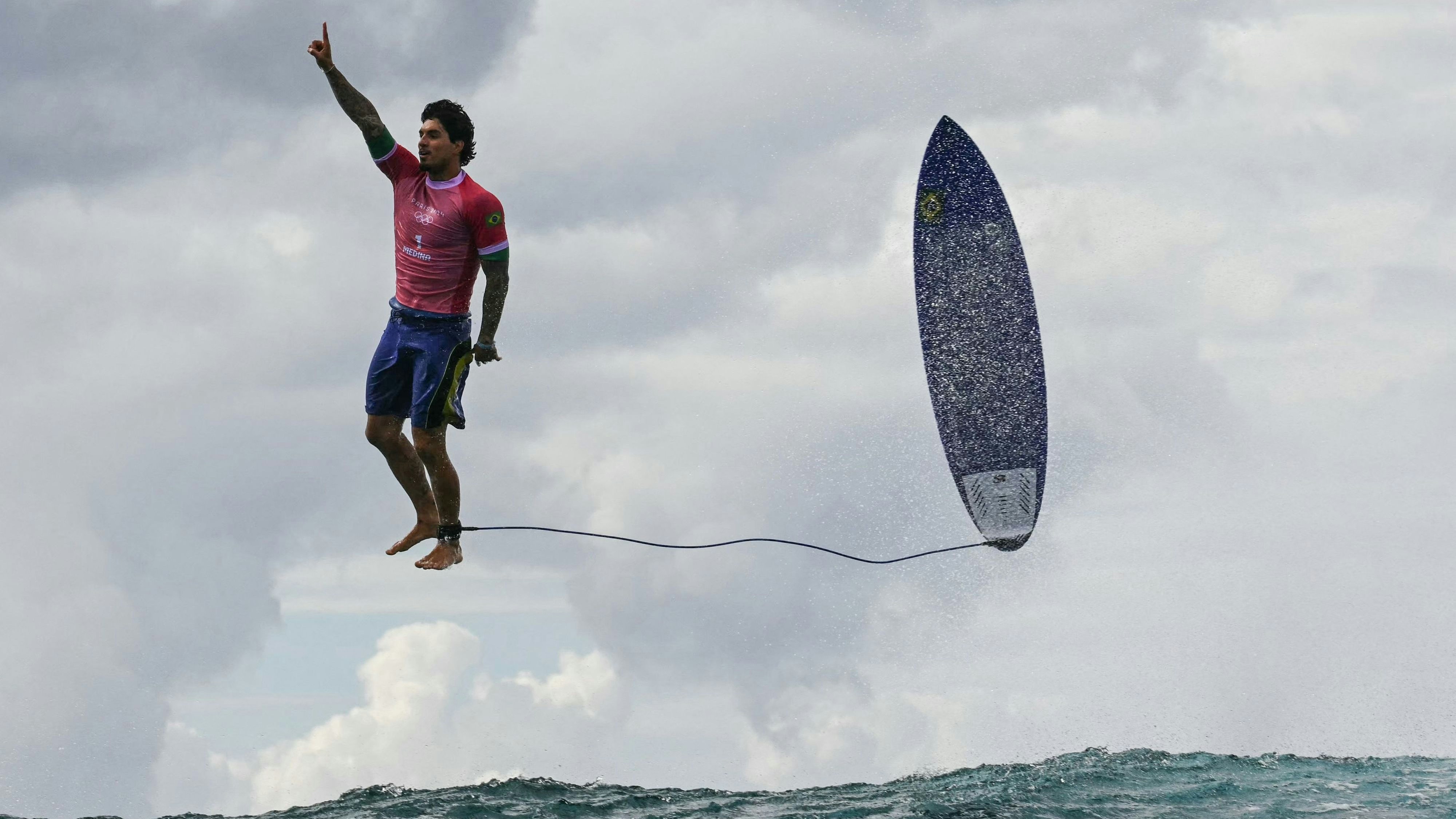 Gabriel Medina hebt ab.