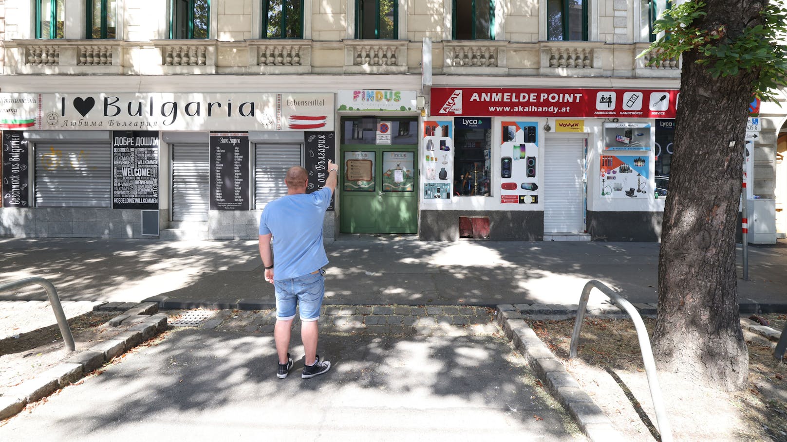 Ein 37-Jähriger zeigt auf das kleine Halten-Verboten-Schild auf der grünen Türe und stellte sich fürs Foto in die besagte Einfahrt in Wien-Favoriten