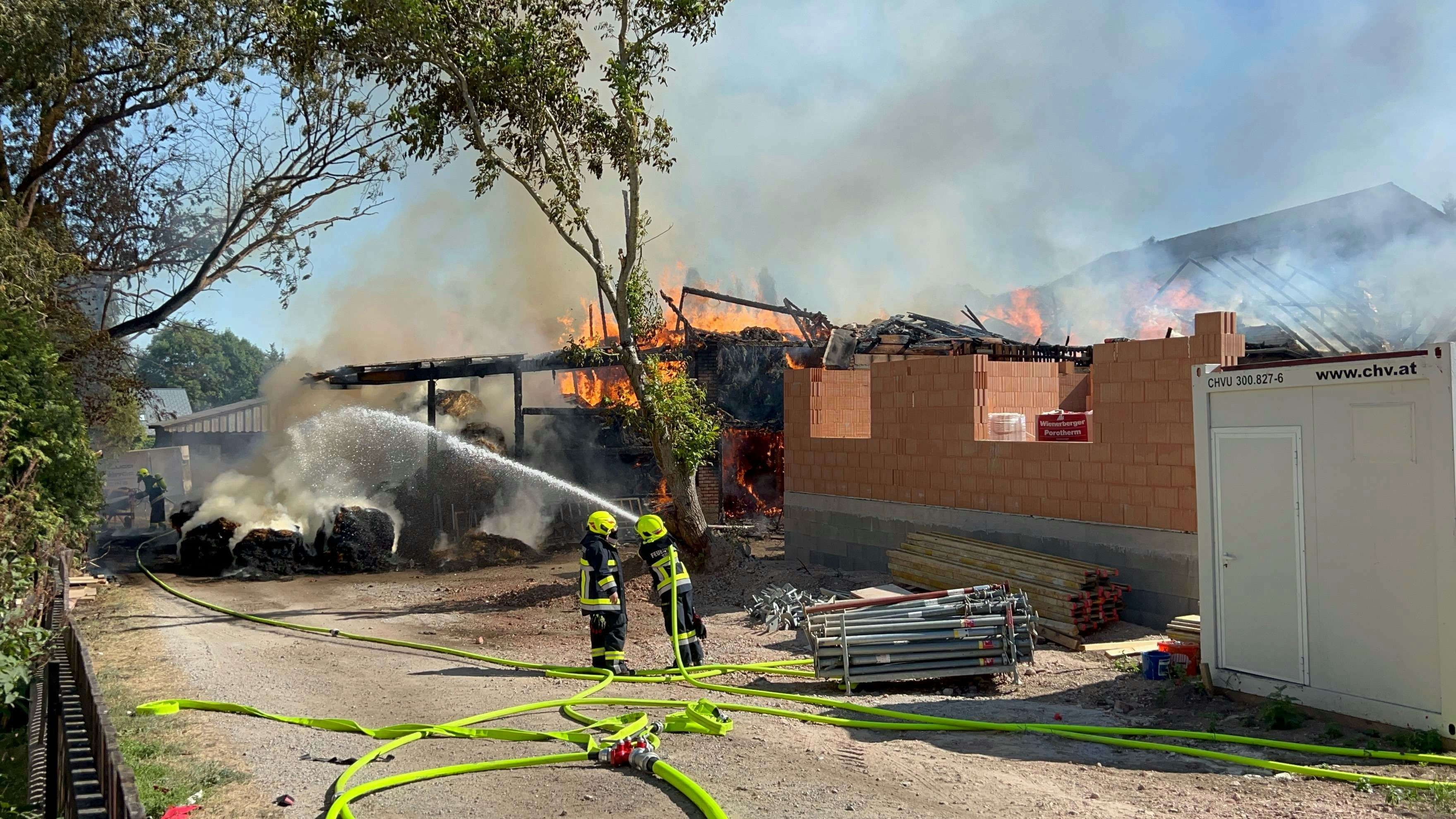 Dutzende Feuerwehrleute stehen bei einem Großbrand in Sittendorf im Einsatz