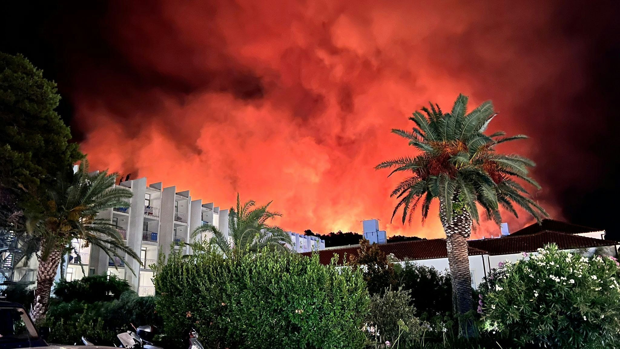 Heute.at - Flammen-Hölle in Kroatien – erste Familie muss abreisen