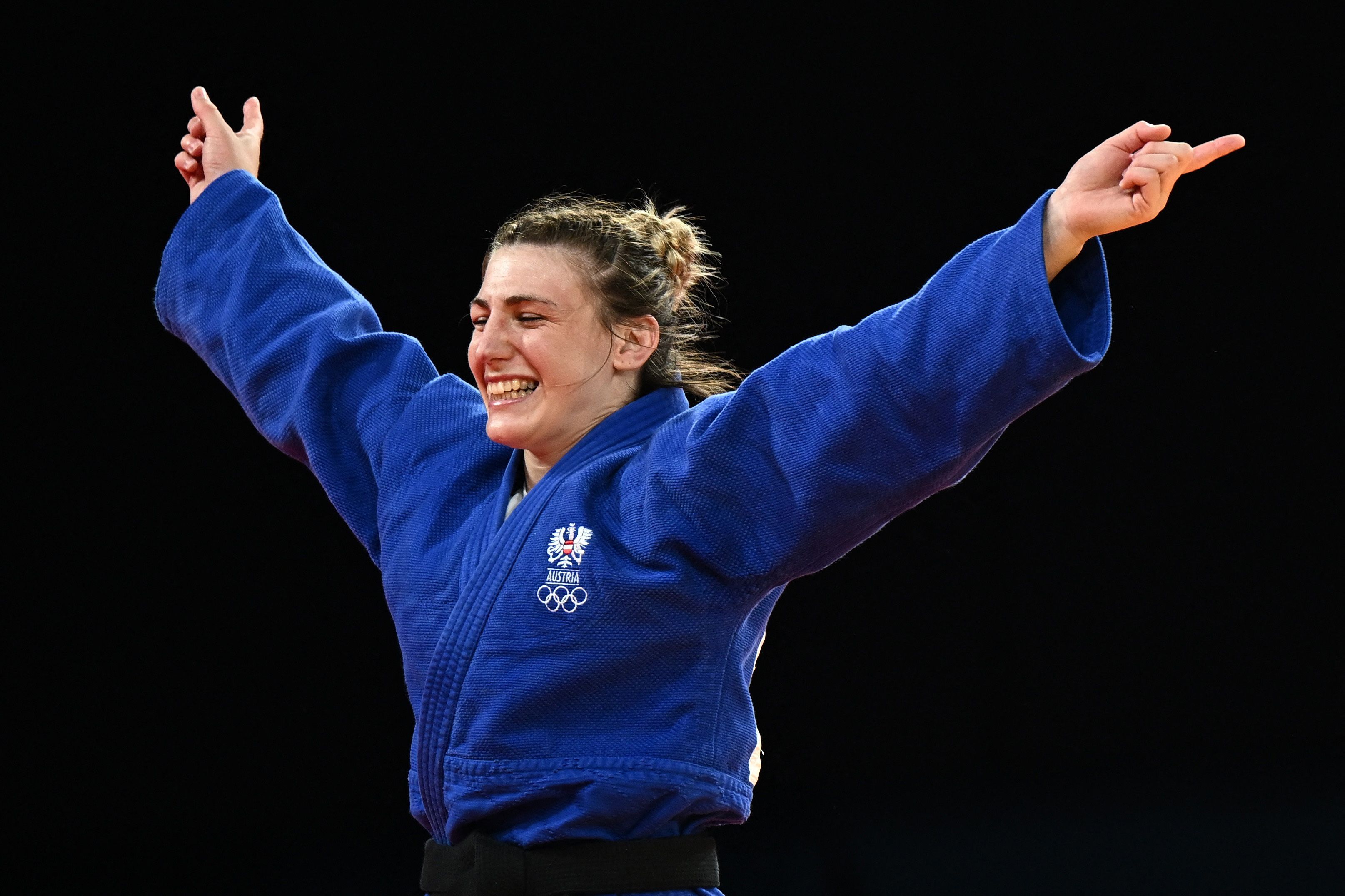 Michaela Polleres bejubelt die Bronzemedaille in Paris. 