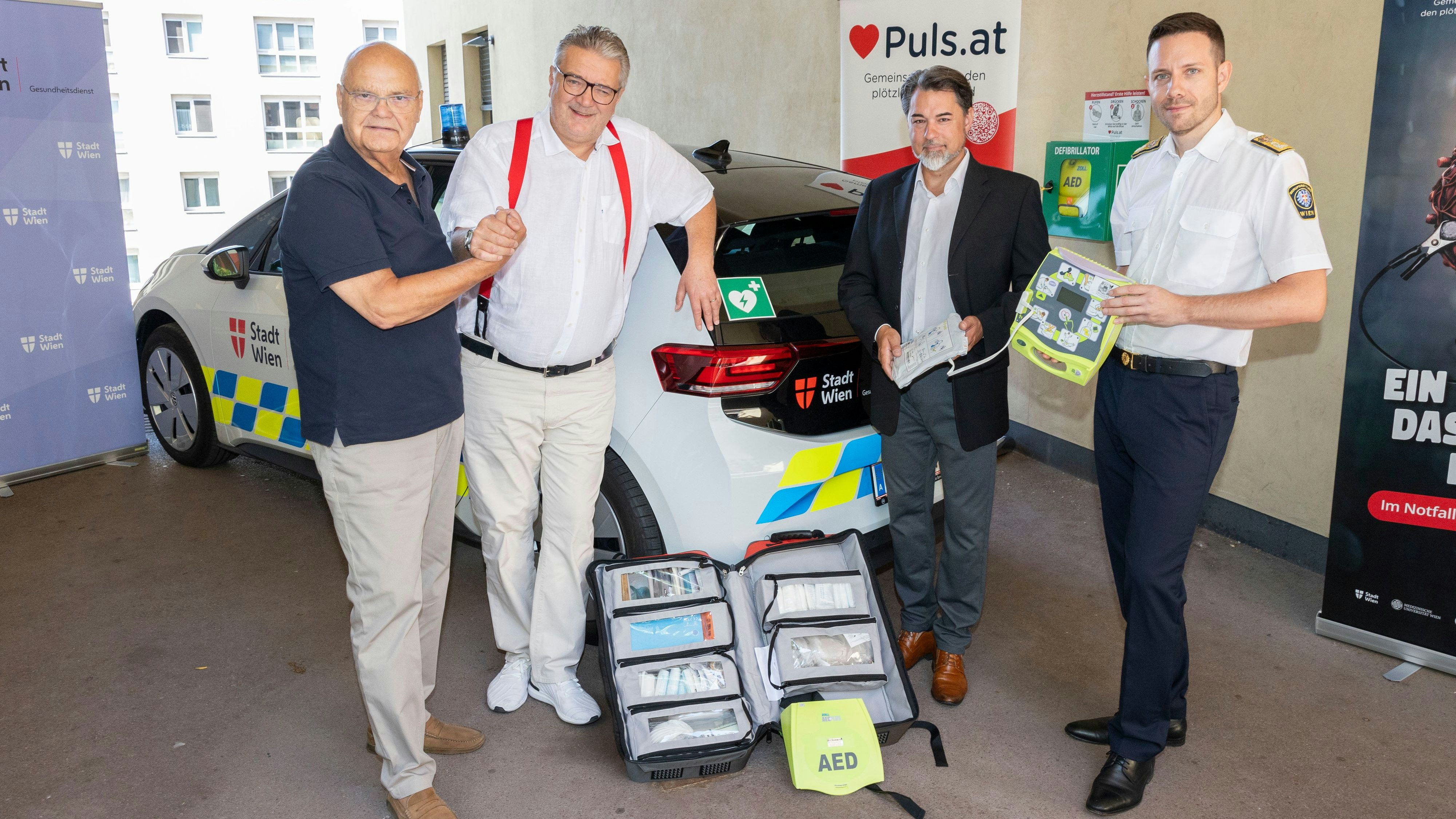 Verein Puls Präsident Harry Kopietz, Stadtrat Peter Hacker, Jochen Haidvogel Leiter der MA 15 – Gesundheitsdienst und Chefarzt der Berufsrettung Wien Mario Krammel und 1. Geschäftsführender Präsident von PULS (v.l.).