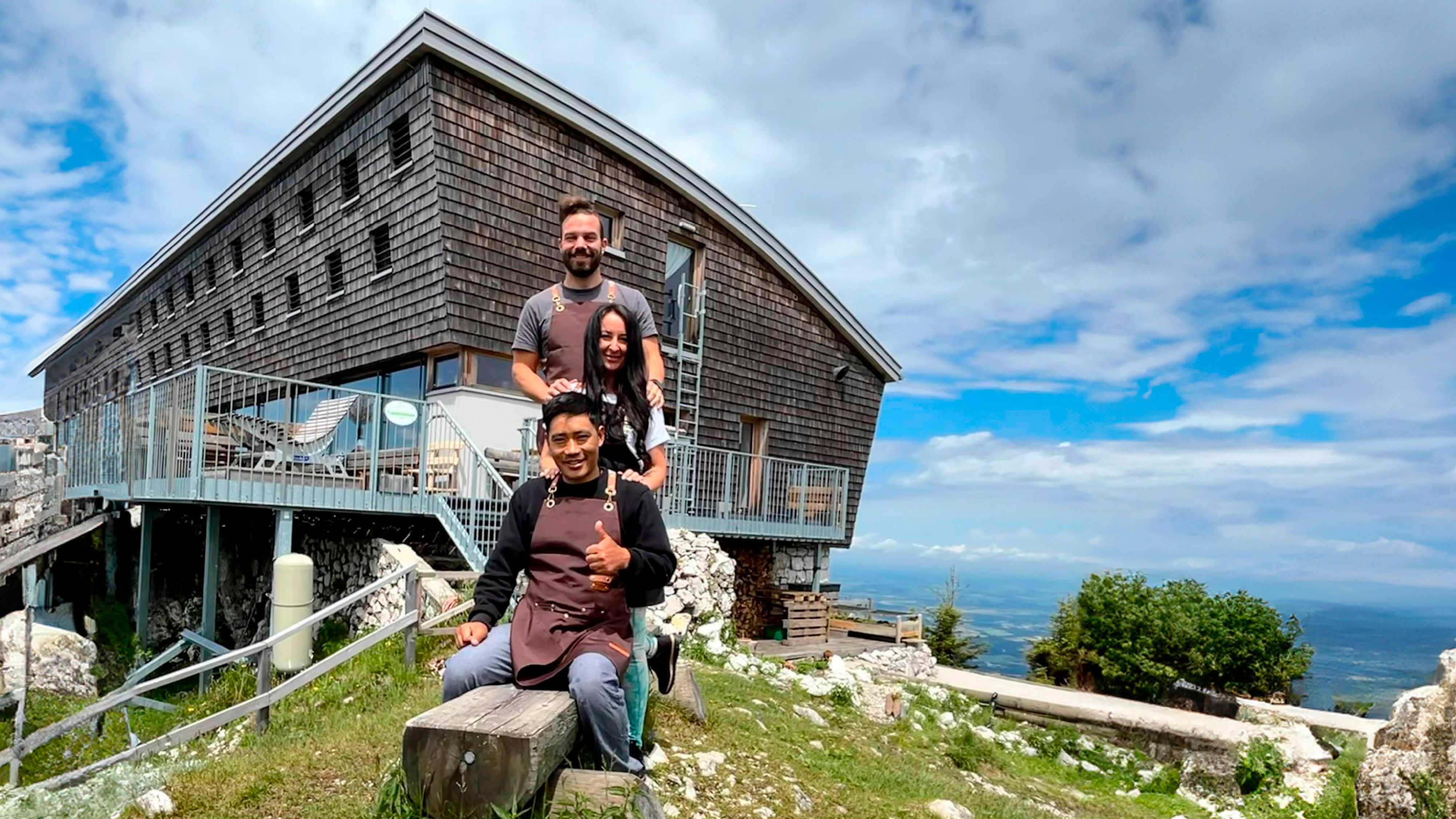Roman Leithner mit seiner Partnerin Michaela Schell und Mitarbeiter Dev Man aus Nepal vor dem Traunsteinhaus (v.o.n.u.).