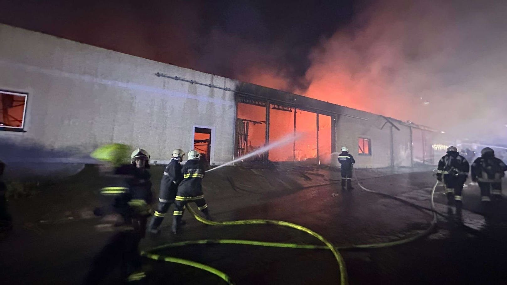 In der Nacht auf Mittwoch heulten rund um St. Georgen am Steinfelde die Sirenen. Auf einem Bauernhof ist aus derzeit ungeklärten Gründen ein Brand ausgebrochen.