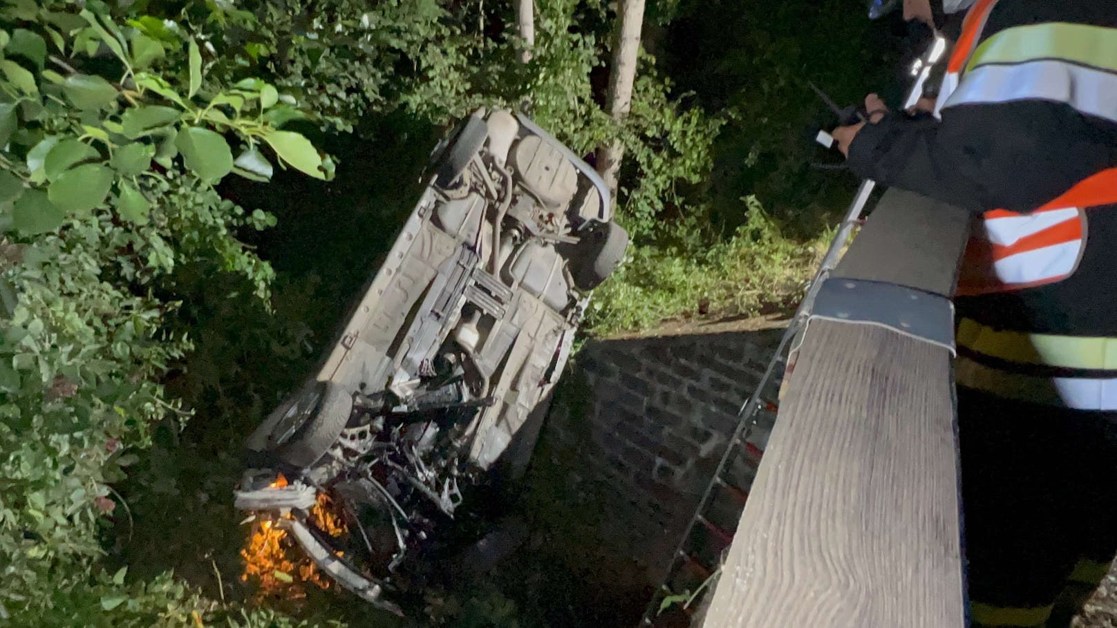 Aus derzeit noch ungeklärten Gründen kam am späten Dienstagabend ein BMW mit drei Insassen bei Gerling von der Straße ab und fuhr gegen ein Brückengeländer.