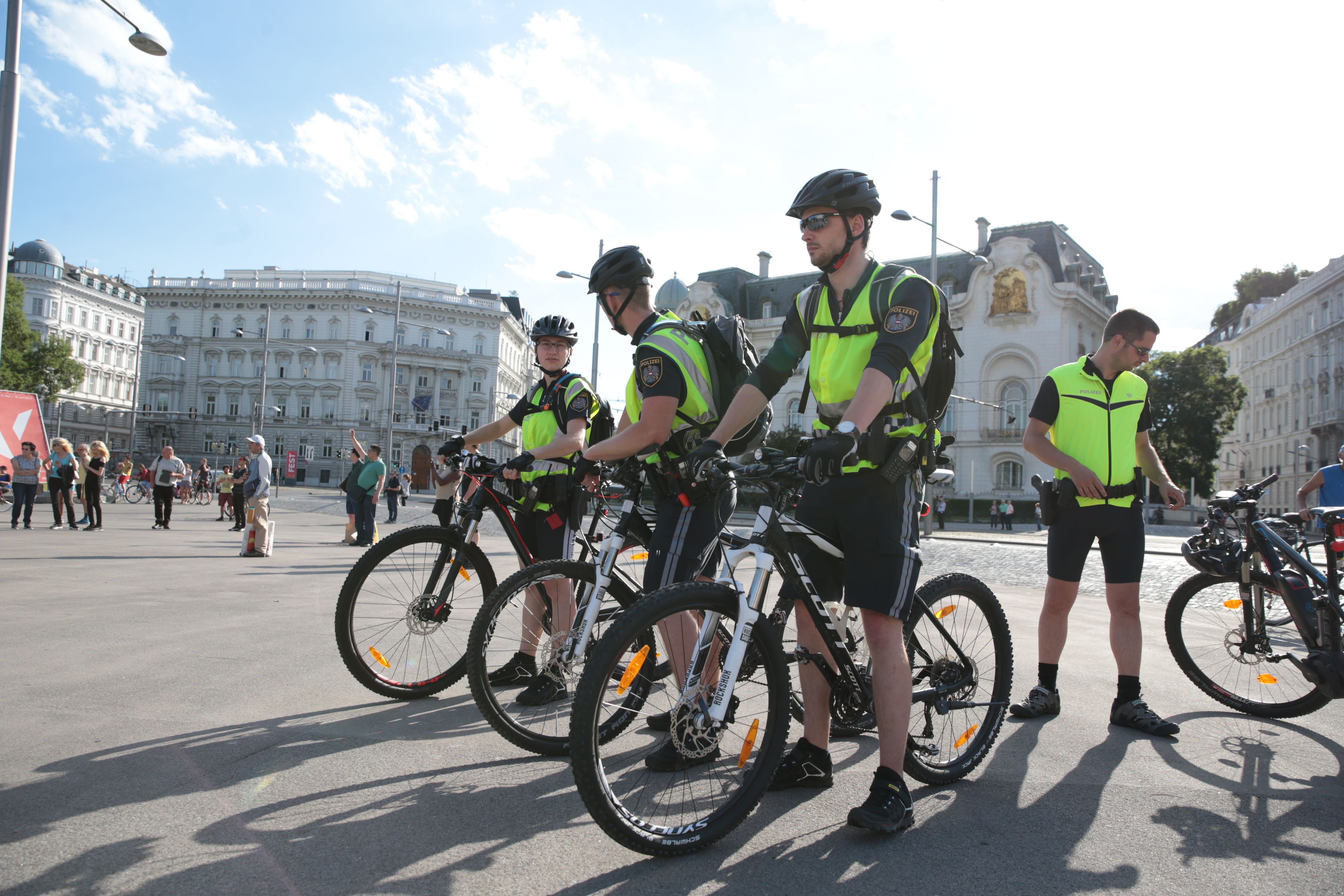 Auf den heimischen Straßen sind immer mehr Fahrradpolizisten unterwegs.