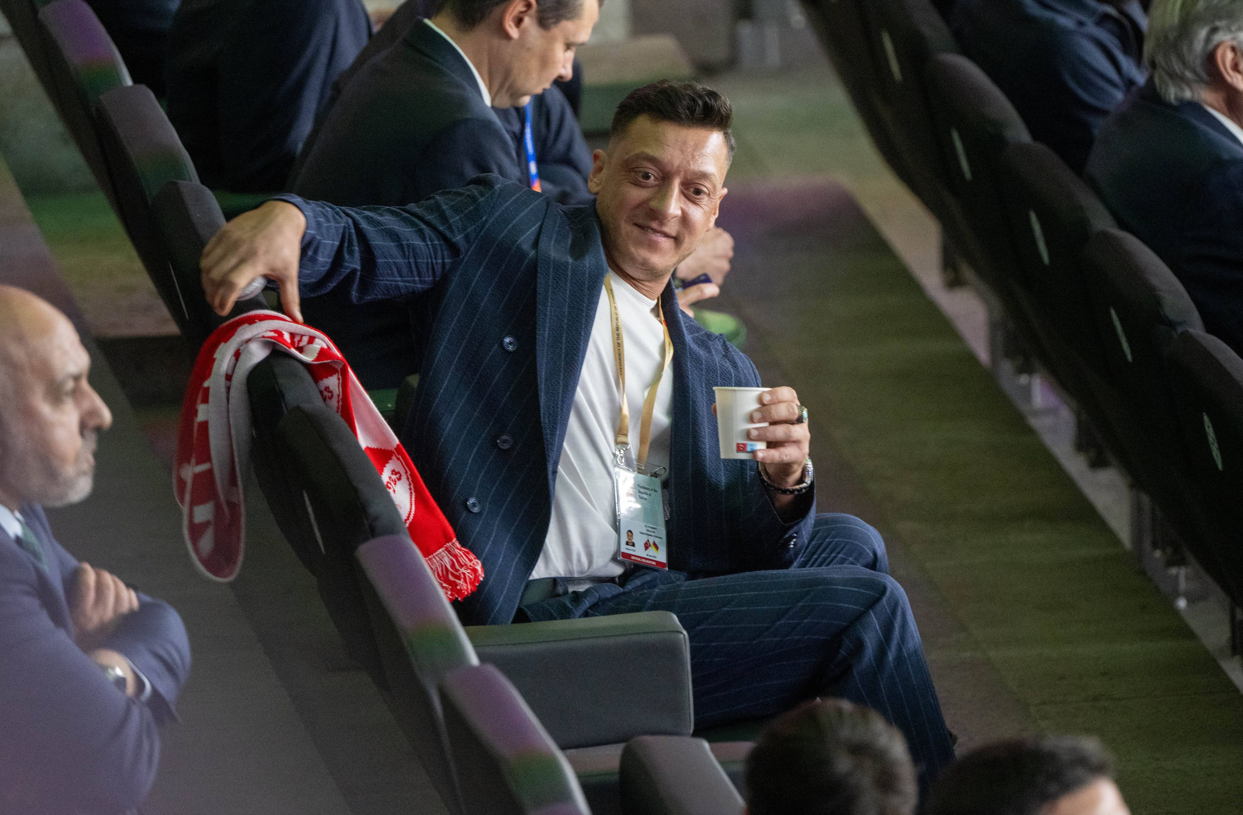 Mesut Özil sorgt mit einem Instagram-Post erneut für Irritationen.